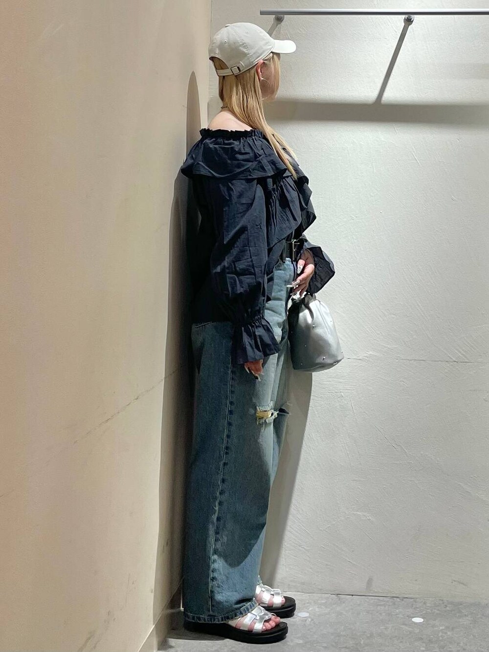 シルバー系のショルダーバッグ、グレー系のシャツ/ブラウス、シルバー系のスニーカーを着用したレディースの春コーディネートの2枚目の写真