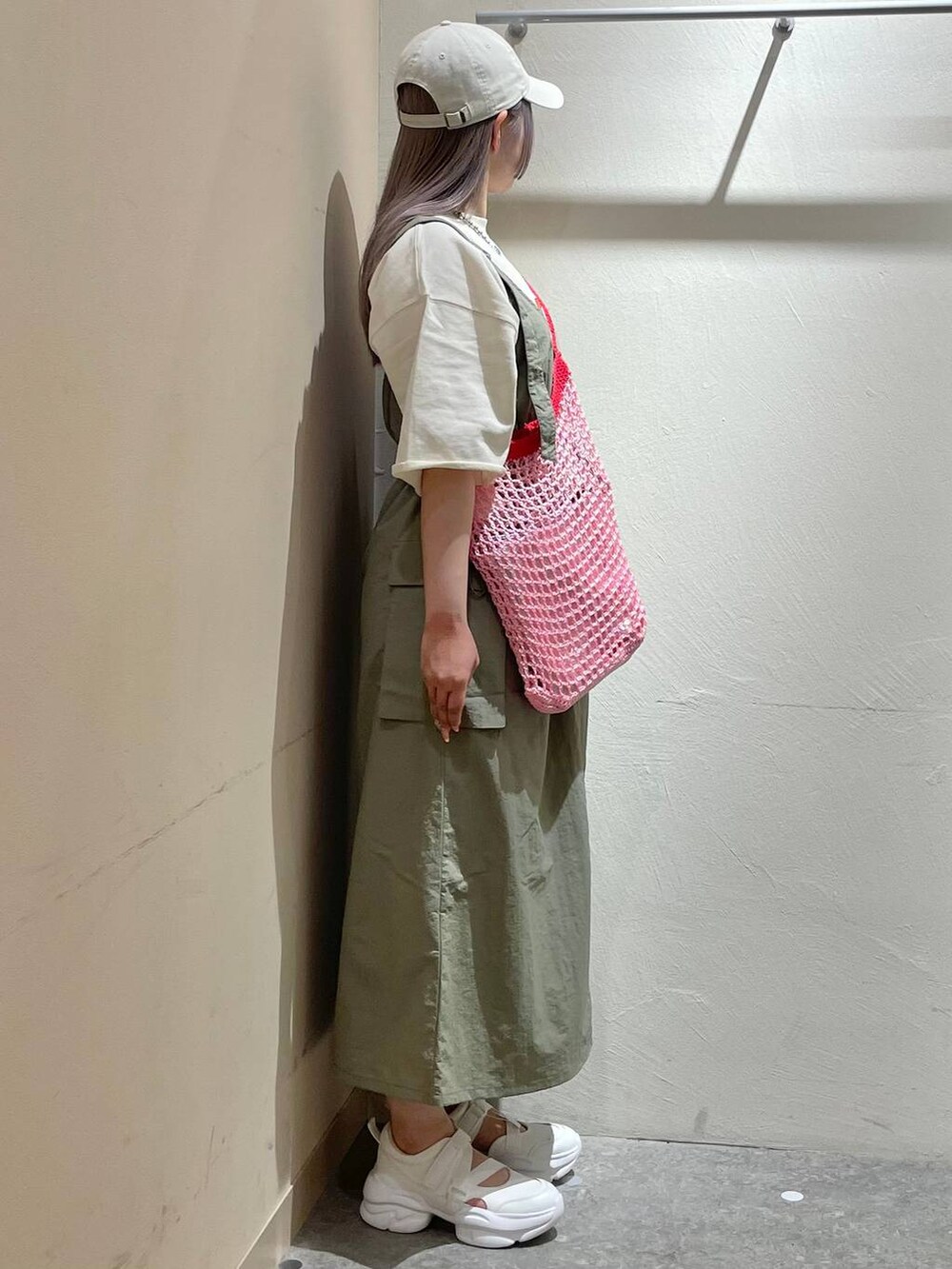 「体型カバー、高見え、個性派、休日コーデ、デート/ロマンティック、ローリーズスタイル_LOWRYS FARM、大人女子カジュアル_LOWRYS FARM、ミーハー、ベーシック/シンプル、カジュアル、LOWRYS FARM、ドットエスティ春コーデ、人気アイテムをチェック！、シーズンレスシューズ、ラフ」｜「LOWRYS FARMのサイドオープンスニーカー 100499（サンダル、ホワイト系）」を使った、リンリンさん（レディース・156cm）の春コーディネートの2枚目の写真