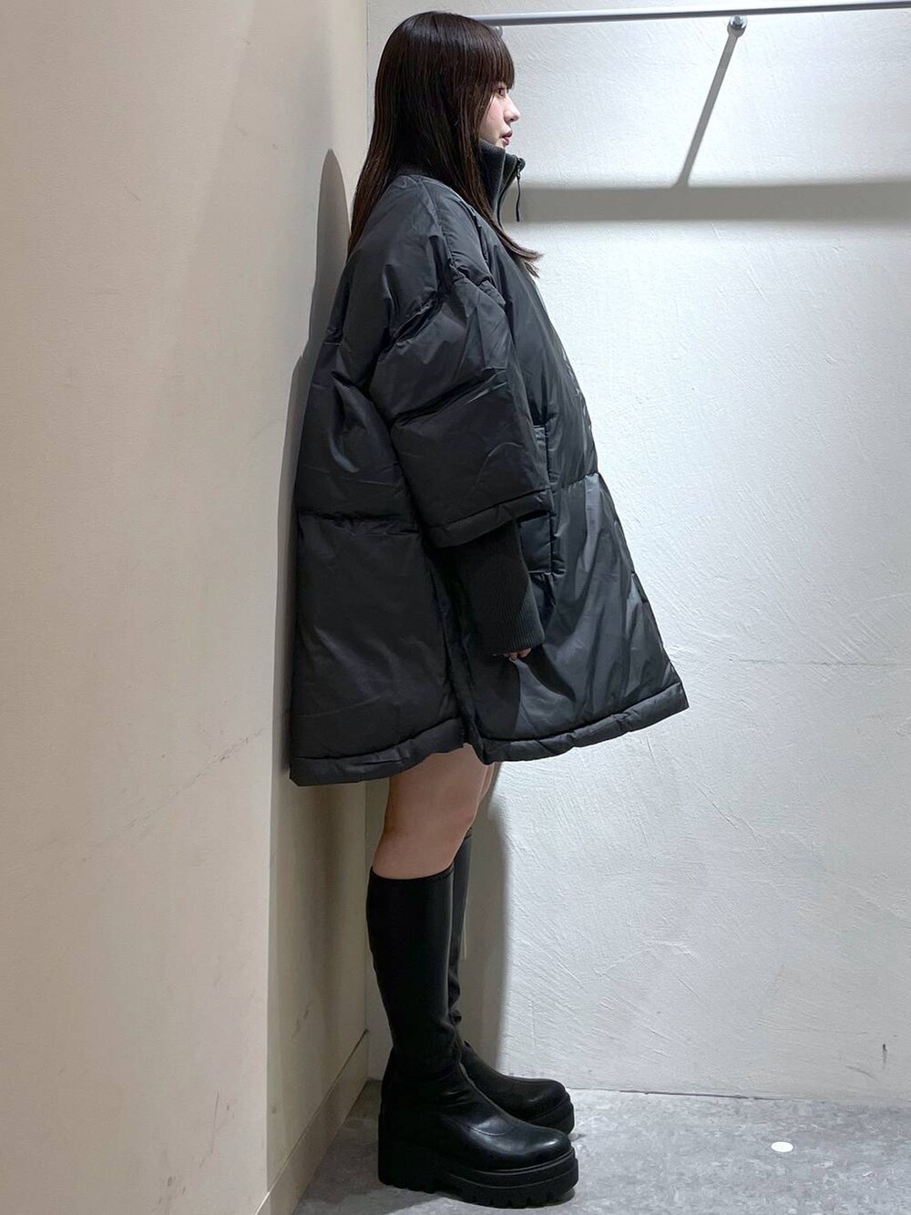 「体型カバー、高見え、個性派、ローリーズスタイル_LOWRYS FARM、LOWRYS FARM、大人女子カジュアル_LOWRYS FARM、冬コーデ、アウター、ポンチョ、エアサーマル、ブーツ、ベーシック/シンプル、ラフ、ミーハー、カジュアル」｜「LOWRYS FARMのスタンドリブポンチョ　 963695（ポンチョ、グレー系）」を使った、リンリンさん（レディース・156cm）の秋コーディネートの3枚目の写真