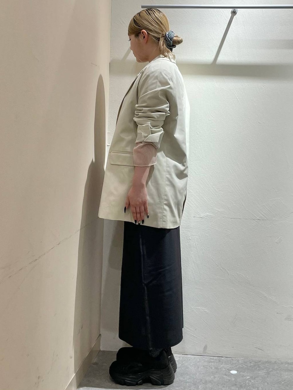 「体型カバー、高見え、個性派、休日コーデ、デート/ロマンティック、ローリーズスタイル_LOWRYS FARM、大人女子カジュアル_LOWRYS FARM、ミーハー、ベーシック/シンプル、きれいめ、カジュアル、LOWRYS FARM、人気アイテムをチェック！、シーズンレスシューズ、スタイルアップシューズ」｜「LOWRYS FARMの2WAYシアーラッセルロングスリーブ　191371（シャツ/ブラウス、ベージュ系）」を使った、リンリンさん（レディース・156cm）の春コーディネートの4枚目の写真