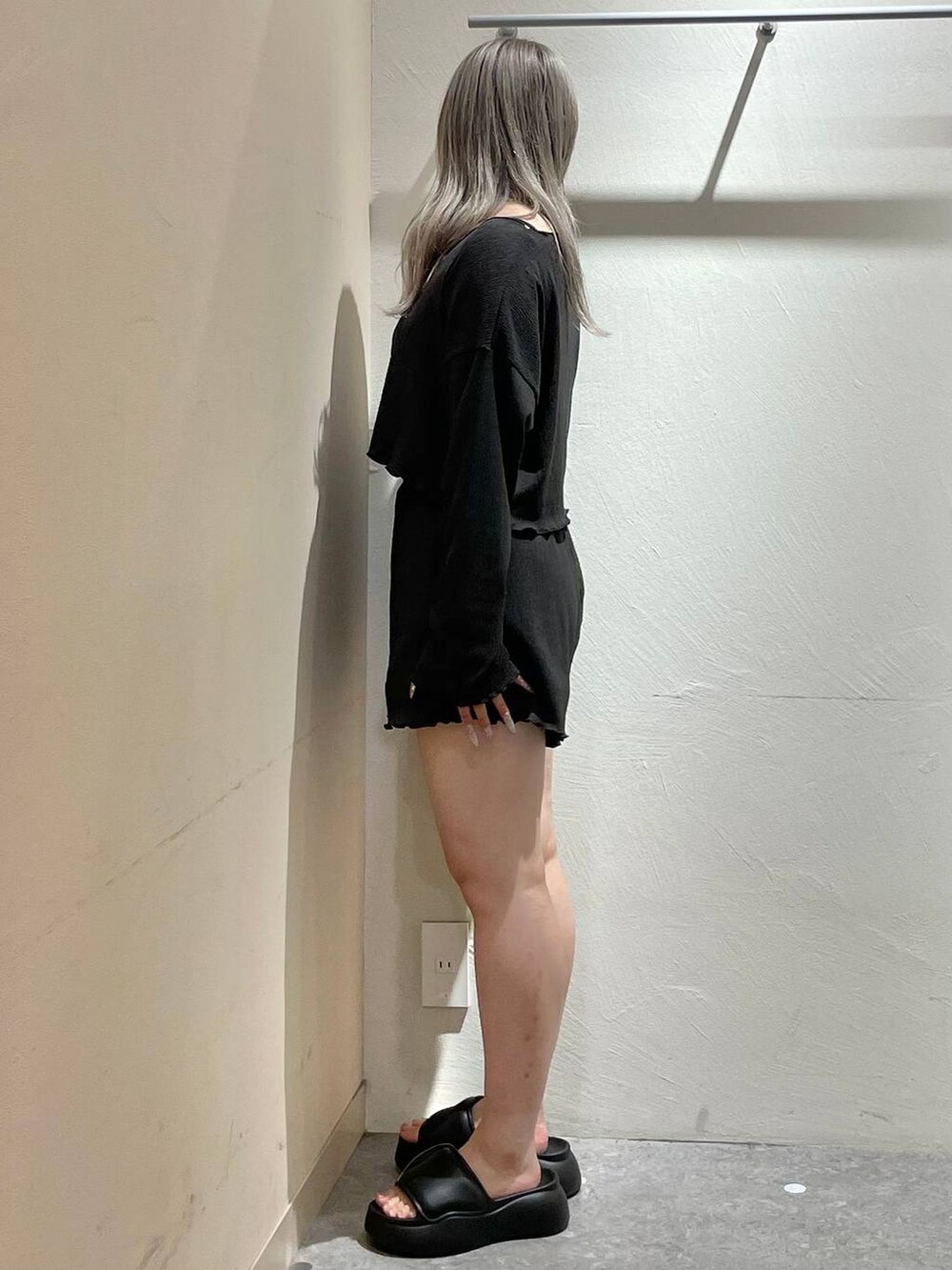 「体型カバー、高見え、個性派、休日コーデ、デート/ロマンティック、ローリーズスタイル_LOWRYS FARM、大人女子カジュアル_LOWRYS FARM、モテ、ミーハー、ベーシック/シンプル、きれいめ、カジュアル、LOWRYS FARM、水着、夏コーデ」｜「LOWRYS FARMのＥＶＡサンダル 102534（サンダル、ブラック系）」を使った、リンリンさん（レディース・156cm）の夏コーディネートの4枚目の写真
