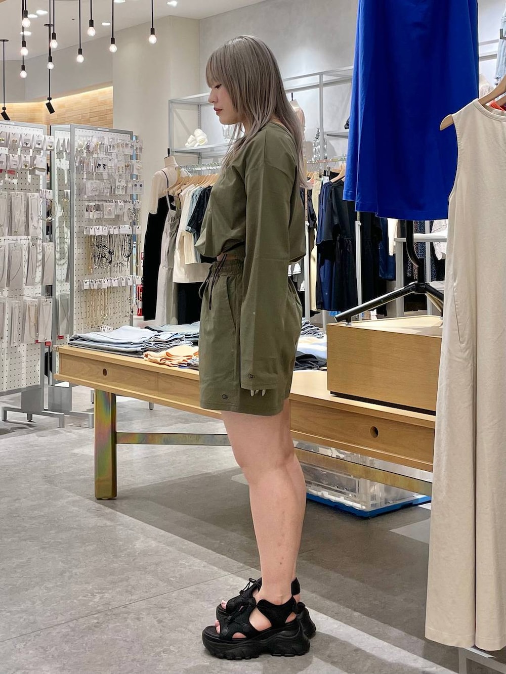 「体型カバー、高見え、個性派、休日コーデ、デート/ロマンティック、サンダル、パンツ、ショートパンツ、ママコーデ、夏コーデ、アウトドア、ローリーズスタイル_LOWRYS FARM、大人女子カジュアル_LOWRYS FARM、ミーハー、ベーシック/シンプル」｜「LOWRYS FARMのレースアップスポサン　104934（サンダル、ブラック系）」を使った、リンリンさん（レディース・156cm）の夏コーディネートの4枚目の写真