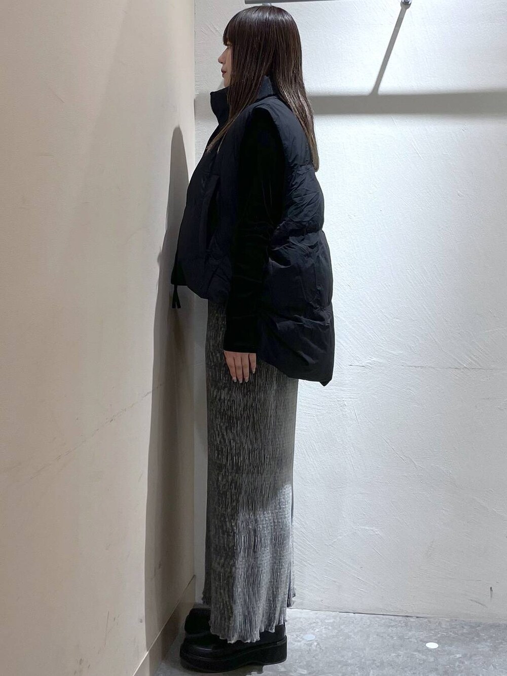 「ラフ、ブーツ、体型カバー、高見え、個性派、ローリーズスタイル_LOWRYS FARM、LOWRYS FARM、大人女子カジュアル_LOWRYS FARM、秋コーデ、冬コーデ、カジュアル、ベーシック/シンプル、ワントーン、スカート、ベスト」｜「LOWRYS FARMのＢＩＧベスト　962944（ダウンベスト、ブラック系）」を使った、リンリンさん（レディース・156cm）の秋コーディネートの5枚目の写真