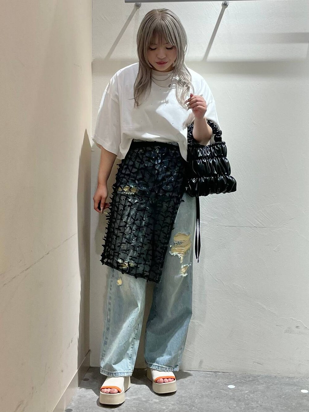 ベージュ系のサンダル、ブルー系のデニムパンツ、ブラック系のショルダーバッグを着用したレディースの夏コーディネートの5枚目の写真