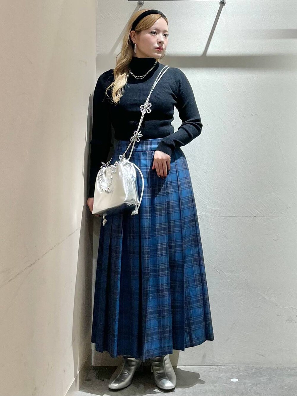 「体型カバー、高見え、個性派、休日コーデ、デート/ロマンティック、ローリーズスタイル_LOWRYS FARM、大人女子カジュアル_LOWRYS FARM、モテ、ミーハー、ベーシック/シンプル、きれいめ、カジュアル、LOWRYS FARM、ニット、andST秋コーデ」|「LOWRYS FARMのステンレス2レンボールチェーンネックレス 108434(ネックレス、グレー系)」を使った、リンリンさん(レディース・156cm)の秋コーディネートの5枚目の写真