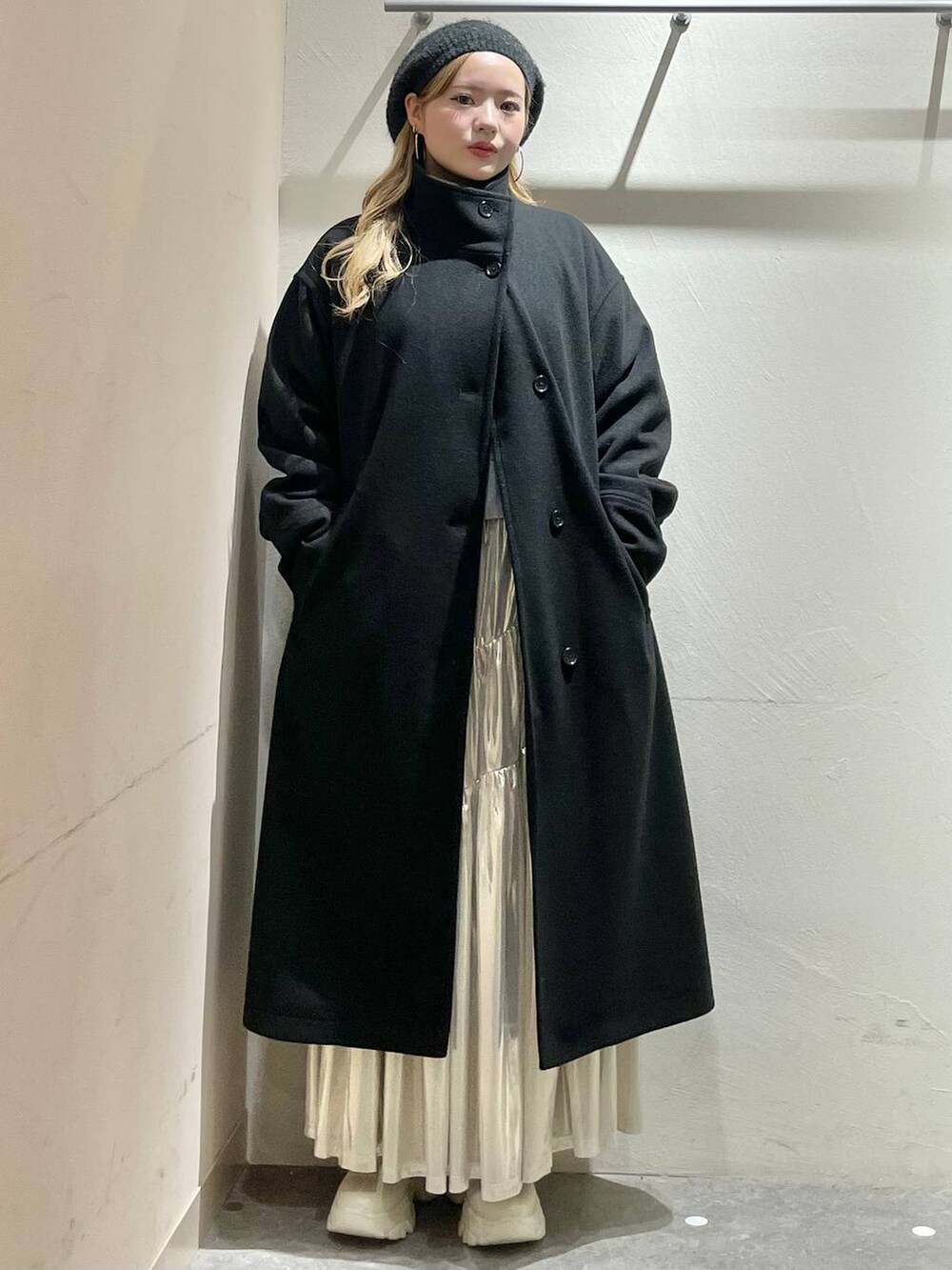 「モード、大人カジュアル、体型カバー、高見え、個性派、休日コーデ、デート/ロマンティック、ローリーズスタイル_LOWRYS FARM、大人女子カジュアル_LOWRYS FARM、モテ、ミーハー、ベーシック/シンプル、きれいめ、カジュアル、LOWRYS FARM」｜「LOWRYS FARMのウールライクスタンドコート　 116473（ステンカラーコート、ブラック系）」を使った、リンリンさん（レディース・156cm）の秋コーディネートの5枚目の写真