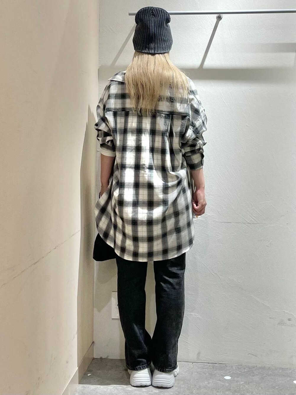 ホワイト系のシャツ/ブラウス、ブラック系のデニムパンツ、シルバー系のスニーカーを着用したレディースの夏コーディネートの3枚目の写真