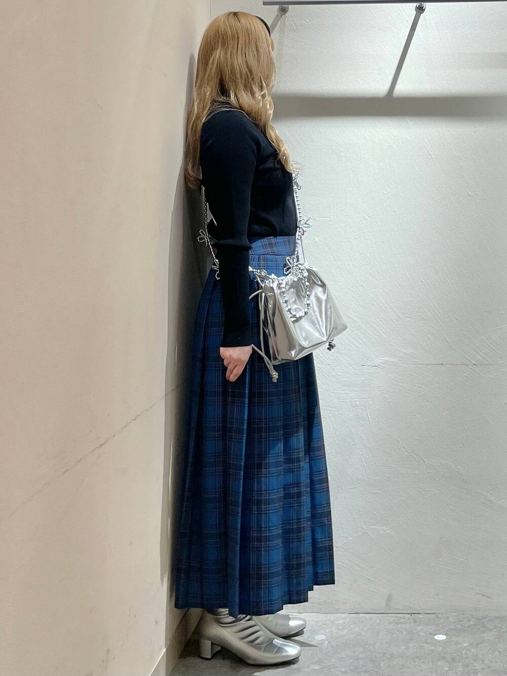 「体型カバー、高見え、個性派、休日コーデ、デート/ロマンティック、ローリーズスタイル_LOWRYS FARM、大人女子カジュアル_LOWRYS FARM、モテ、ミーハー、ベーシック/シンプル、きれいめ、カジュアル、LOWRYS FARM、ニット、andST秋コーデ」|「LOWRYS FARMのステンレス2レンボールチェーンネックレス 108434(ネックレス、グレー系)」を使った、リンリンさん(レディース・156cm)の秋コーディネートの2枚目の写真