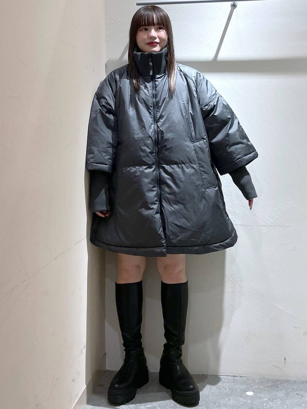 「体型カバー、高見え、個性派、ローリーズスタイル_LOWRYS FARM、LOWRYS FARM、大人女子カジュアル_LOWRYS FARM、冬コーデ、アウター、ポンチョ、エアサーマル、ブーツ、ベーシック/シンプル、ラフ、ミーハー、カジュアル」｜「LOWRYS FARMのスタンドリブポンチョ　 963695（ポンチョ、グレー系）」を使った、リンリンさん（レディース・156cm）の秋コーディネートの8枚目の写真