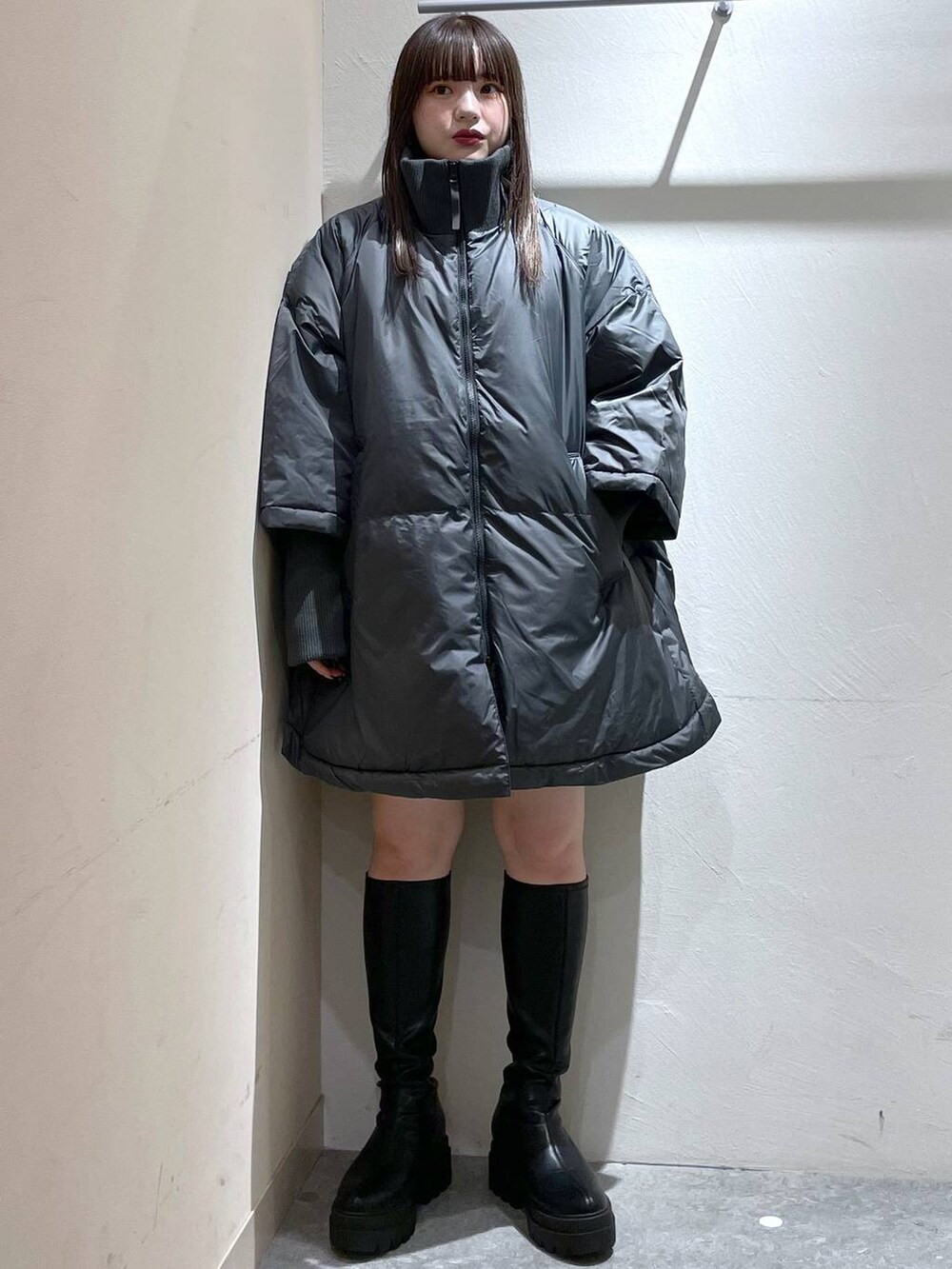 「体型カバー、高見え、個性派、ローリーズスタイル_LOWRYS FARM、LOWRYS FARM、大人女子カジュアル_LOWRYS FARM、冬コーデ、アウター、ポンチョ、エアサーマル、ブーツ、ベーシック/シンプル、ラフ、ミーハー、カジュアル」｜「LOWRYS FARMのスタンドリブポンチョ　 963695（ポンチョ、グレー系）」を使った、リンリンさん（レディース・156cm）の秋コーディネートの6枚目の写真