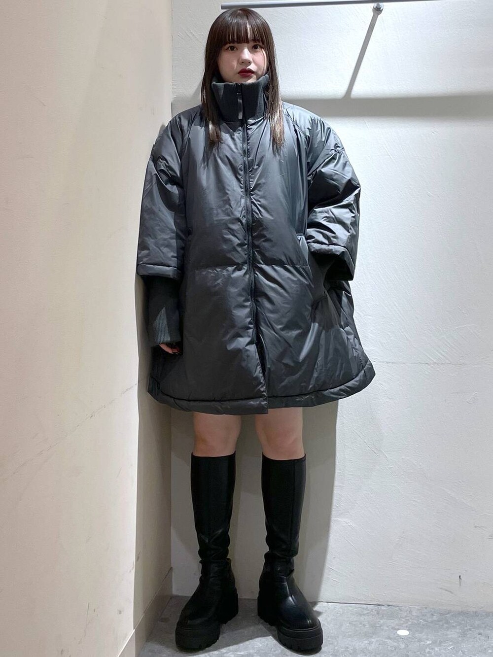 「体型カバー、高見え、個性派、ローリーズスタイル_LOWRYS FARM、LOWRYS FARM、大人女子カジュアル_LOWRYS FARM、冬コーデ、アウター、ポンチョ、エアサーマル、ブーツ、ベーシック/シンプル、ラフ、ミーハー、カジュアル」｜「LOWRYS FARMのスタンドリブポンチョ　 963695（ポンチョ、グレー系）」を使った、リンリンさん（レディース・156cm）の秋コーディネートの7枚目の写真