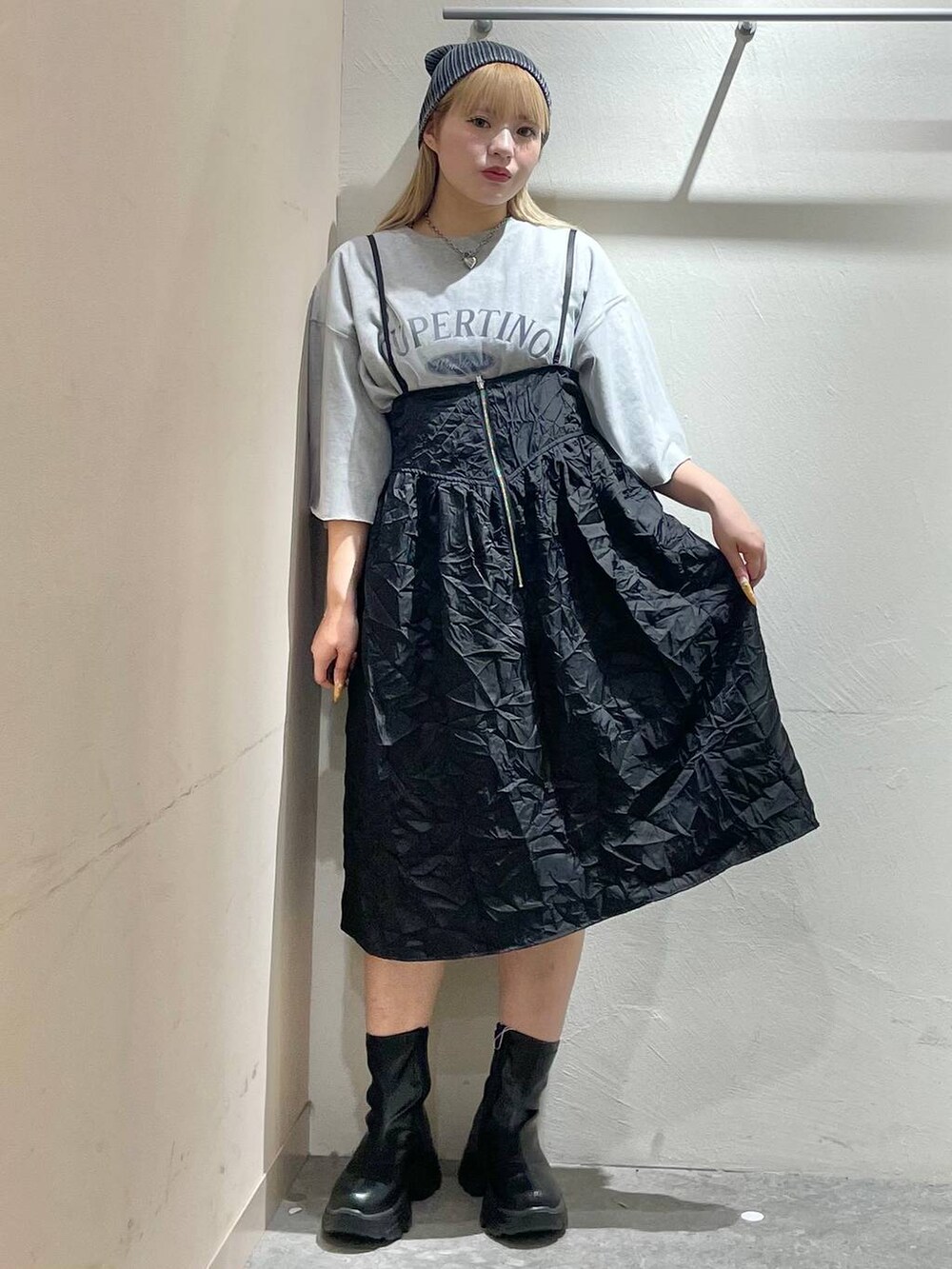 ブラック系のブーツ、ブラック系のキャミソール、グレー系のTシャツ/カットソーを着用したレディースの夏コーディネートの5枚目の写真