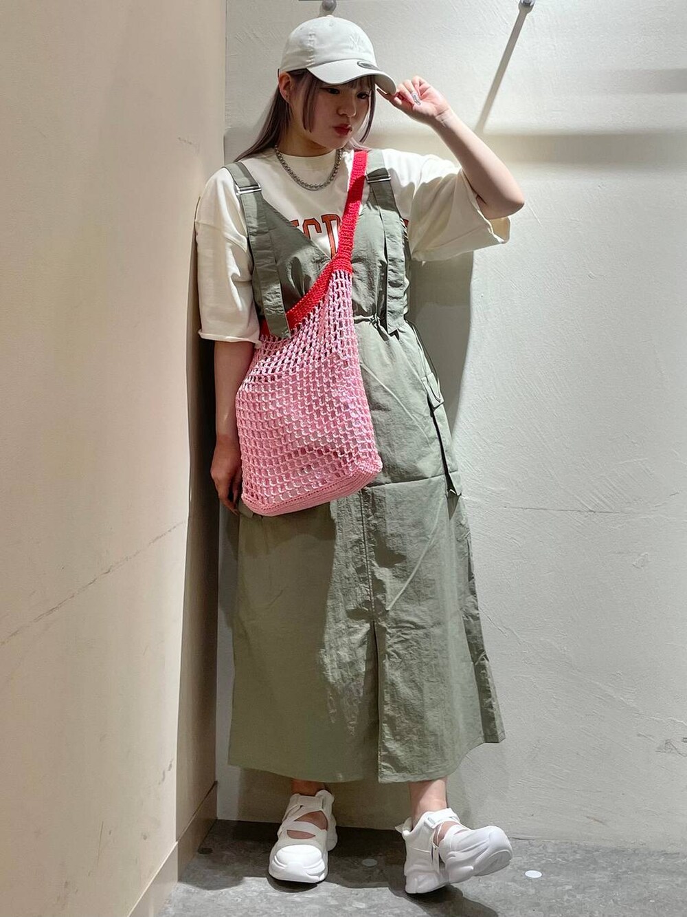 「体型カバー、高見え、個性派、休日コーデ、デート/ロマンティック、ローリーズスタイル_LOWRYS FARM、大人女子カジュアル_LOWRYS FARM、ミーハー、ベーシック/シンプル、カジュアル、LOWRYS FARM、ドットエスティ春コーデ、人気アイテムをチェック！、シーズンレスシューズ、ラフ」｜「LOWRYS FARMのサイドオープンスニーカー 100499（サンダル、ホワイト系）」を使った、リンリンさん（レディース・156cm）の春コーディネートの5枚目の写真