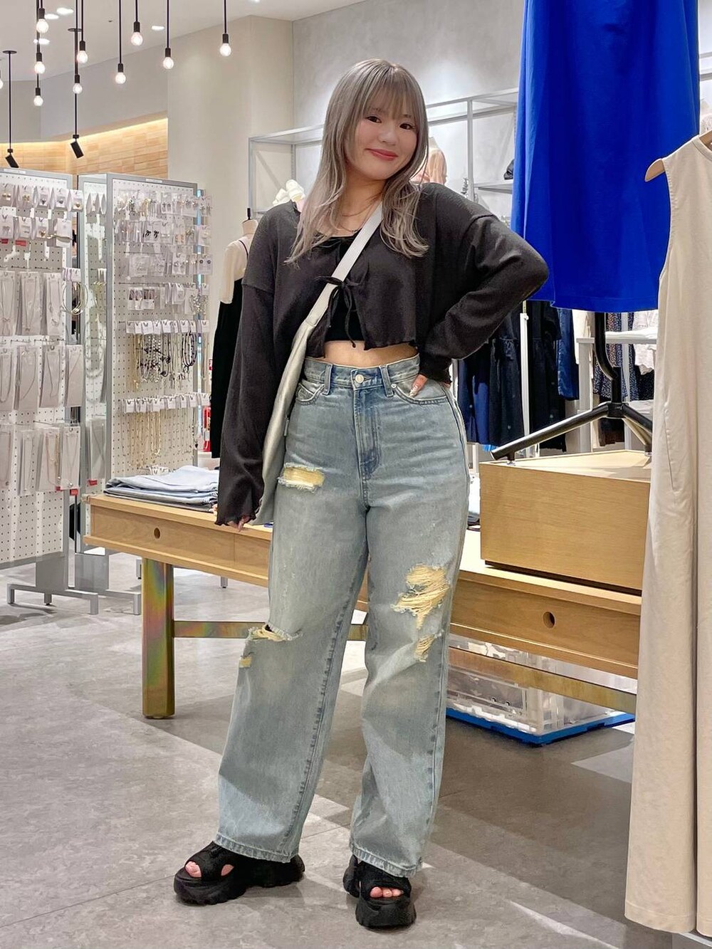 「体型カバー、高見え、個性派、休日コーデ、デート/ロマンティック、ローリーズスタイル_LOWRYS FARM、大人女子カジュアル_LOWRYS FARM、モテ、ミーハー、ベーシック/シンプル、きれいめ、カジュアル、LOWRYS FARM、水着、デニムパンツ」|「LOWRYS FARMのレースアップスポサン 104934(サンダル、ブラック系)」を使った、リンリンさん(レディース・156cm)の夏コーディネートの5枚目の写真