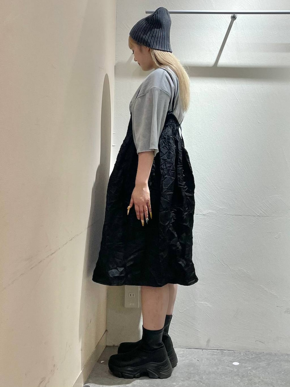 ブラック系のブーツ、ブラック系のキャミソール、グレー系のTシャツ/カットソーを着用したレディースの夏コーディネートの4枚目の写真