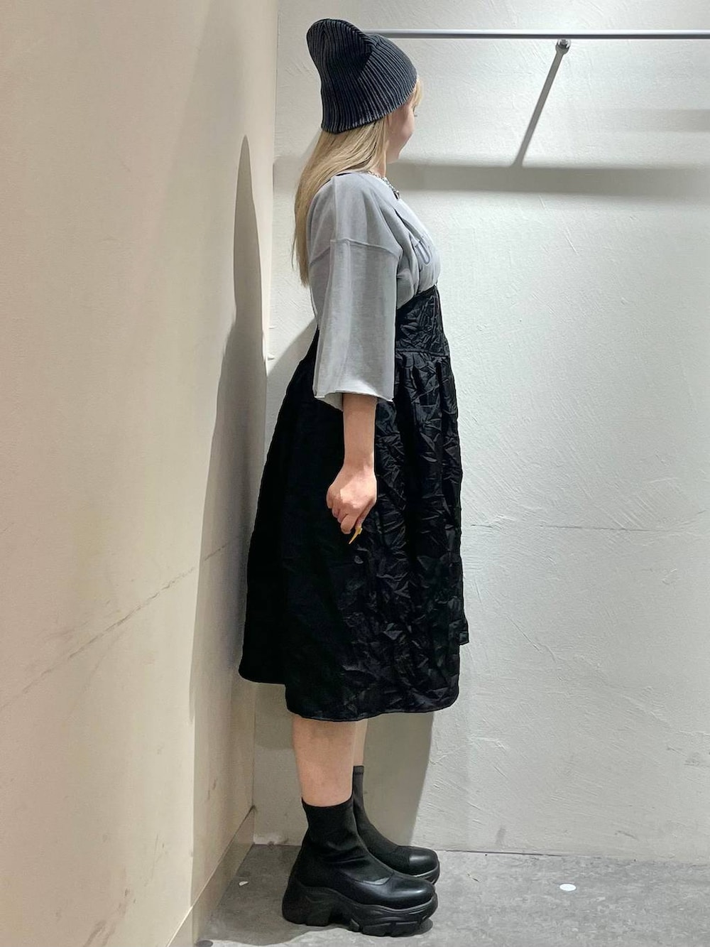 ブラック系のブーツ、ブラック系のキャミソール、グレー系のTシャツ/カットソーを着用したレディースの夏コーディネートの2枚目の写真