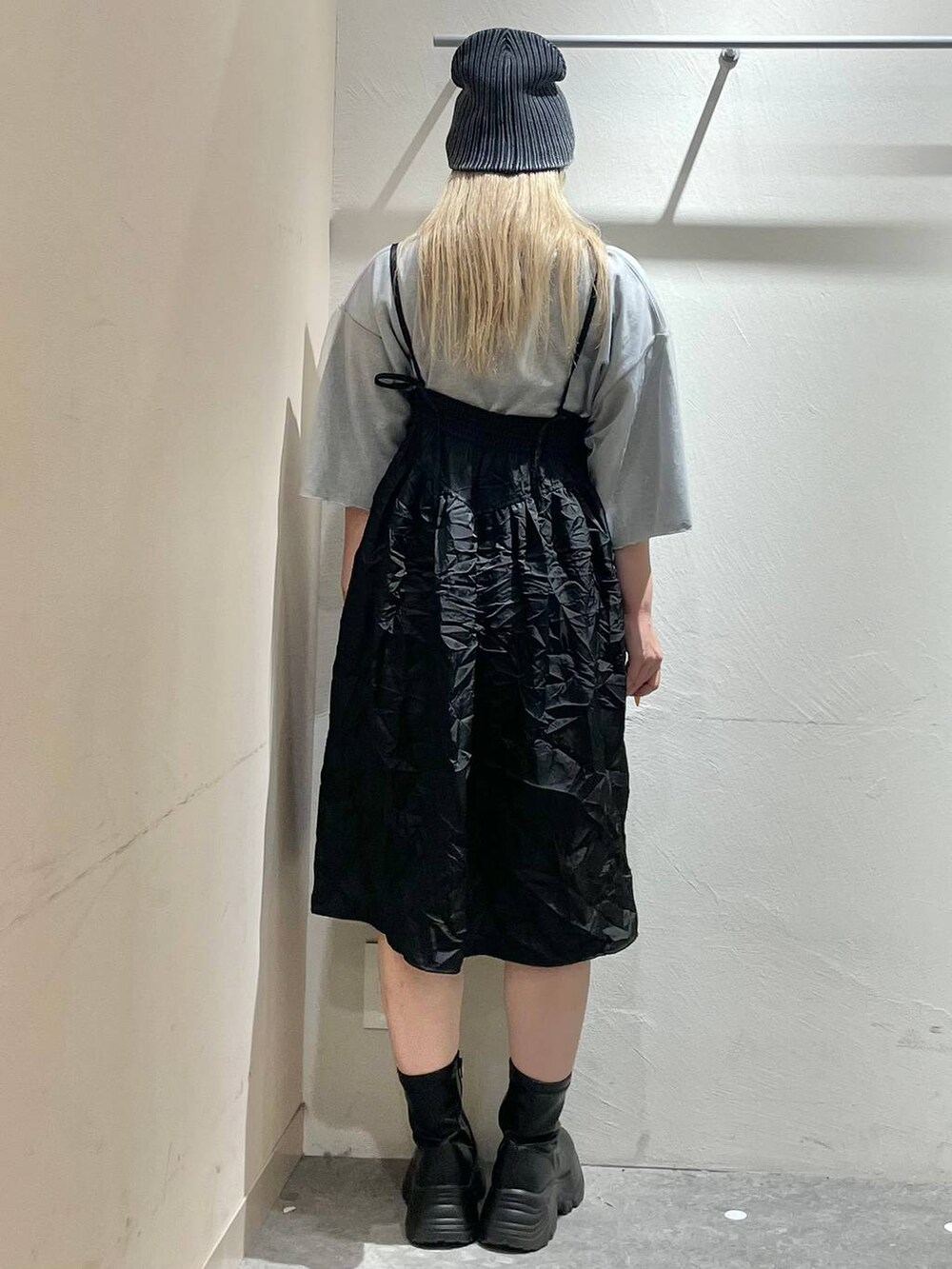 ブラック系のブーツ、ブラック系のキャミソール、グレー系のTシャツ/カットソーを着用したレディースの夏コーディネートの3枚目の写真