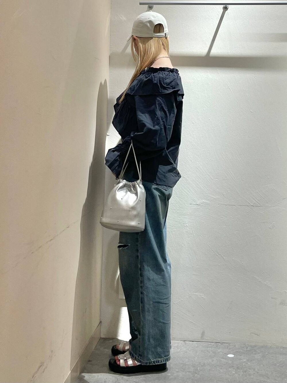 シルバー系のショルダーバッグ、グレー系のシャツ/ブラウス、シルバー系のスニーカーを着用したレディースの春コーディネートの4枚目の写真