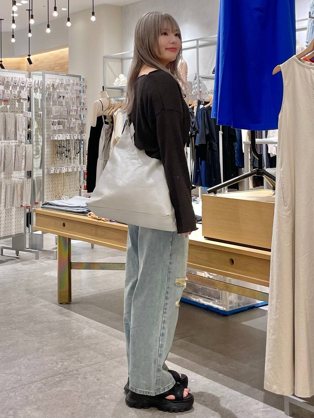 「体型カバー、高見え、個性派、休日コーデ、デート/ロマンティック、ローリーズスタイル_LOWRYS FARM、大人女子カジュアル_LOWRYS FARM、モテ、ミーハー、ベーシック/シンプル、きれいめ、カジュアル、LOWRYS FARM、水着、デニムパンツ」|「LOWRYS FARMのレースアップスポサン 104934(サンダル、ブラック系)」を使った、リンリンさん(レディース・156cm)の夏コーディネートの2枚目の写真