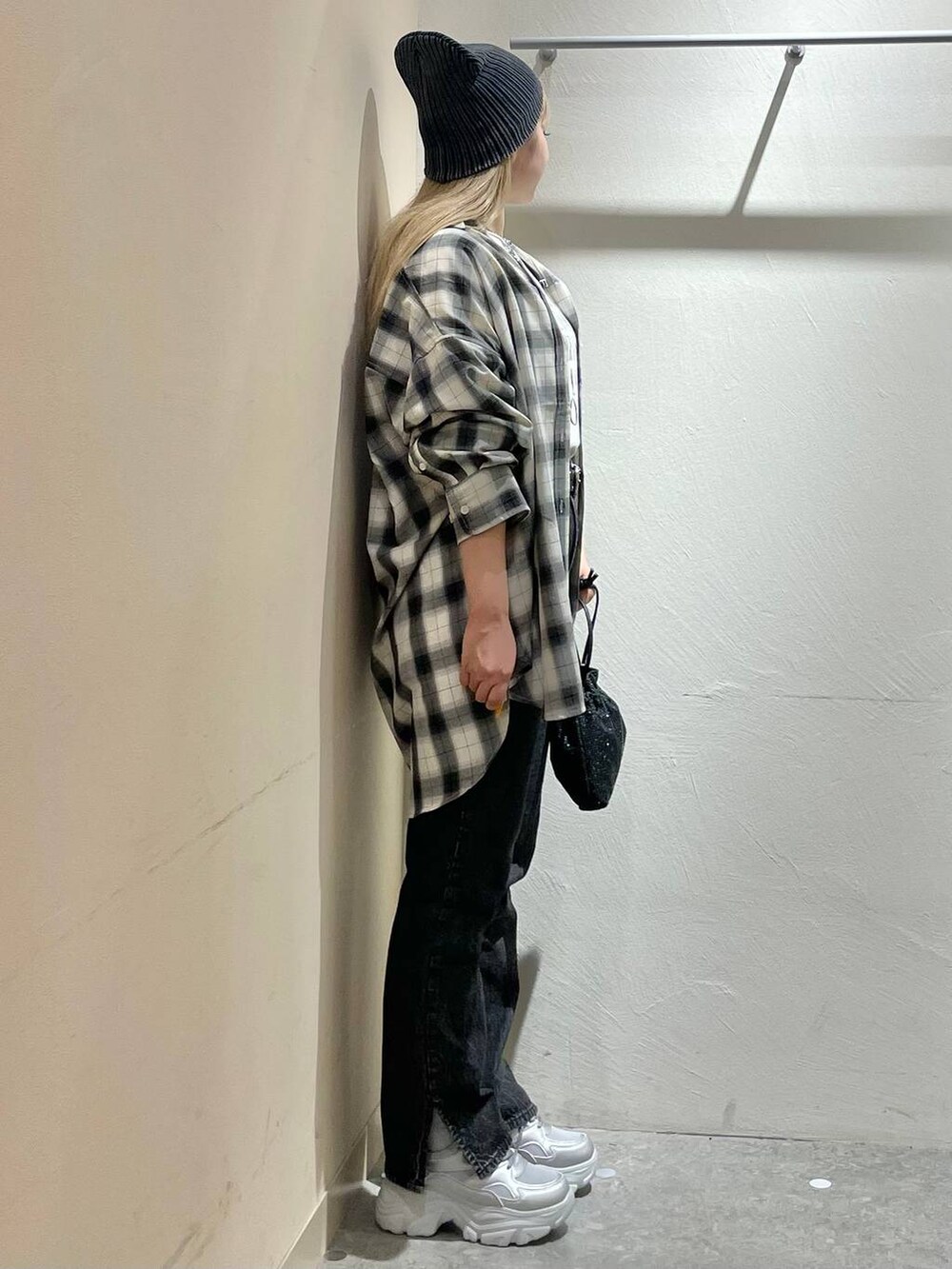 ホワイト系のシャツ/ブラウス、ブラック系のデニムパンツ、シルバー系のスニーカーを着用したレディースの夏コーディネートの2枚目の写真