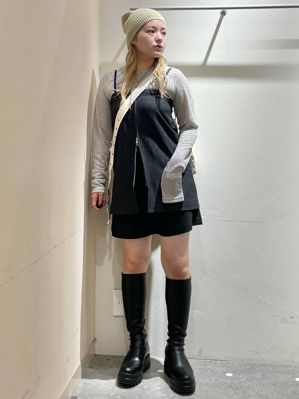 「体型カバー、高見え、個性派、休日コーデ、デート/ロマンティック、ローリーズスタイル_LOWRYS FARM、大人女子カジュアル_LOWRYS FARM、モテ、ミーハー、ベーシック/シンプル、きれいめ、カジュアル、LOWRYS FARM、ベスト、ビスチェ」|「LOWRYS FARMのラナテックマルチZIPベスト 119472(ベスト、グレー系)」を使った、リンリンさん(レディース・156cm)の秋コーディネートの5枚目の写真