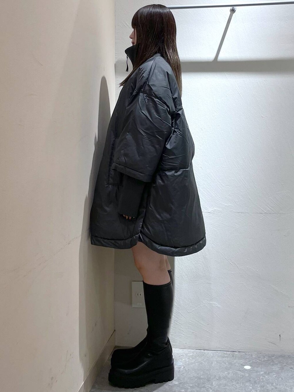 「体型カバー、高見え、個性派、ローリーズスタイル_LOWRYS FARM、LOWRYS FARM、大人女子カジュアル_LOWRYS FARM、冬コーデ、アウター、ポンチョ、エアサーマル、ブーツ、ベーシック/シンプル、ラフ、ミーハー、カジュアル」｜「LOWRYS FARMのスタンドリブポンチョ　 963695（ポンチョ、グレー系）」を使った、リンリンさん（レディース・156cm）の秋コーディネートの4枚目の写真