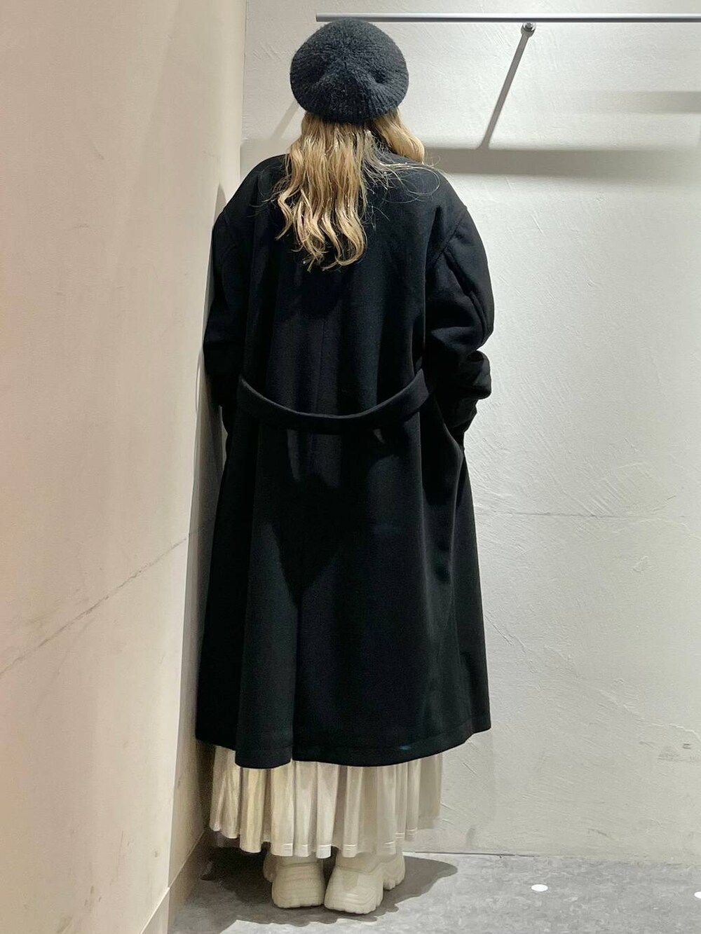 「モード、大人カジュアル、体型カバー、高見え、個性派、休日コーデ、デート/ロマンティック、ローリーズスタイル_LOWRYS FARM、大人女子カジュアル_LOWRYS FARM、モテ、ミーハー、ベーシック/シンプル、きれいめ、カジュアル、LOWRYS FARM」｜「LOWRYS FARMのウールライクスタンドコート　 116473（ステンカラーコート、ブラック系）」を使った、リンリンさん（レディース・156cm）の秋コーディネートの3枚目の写真
