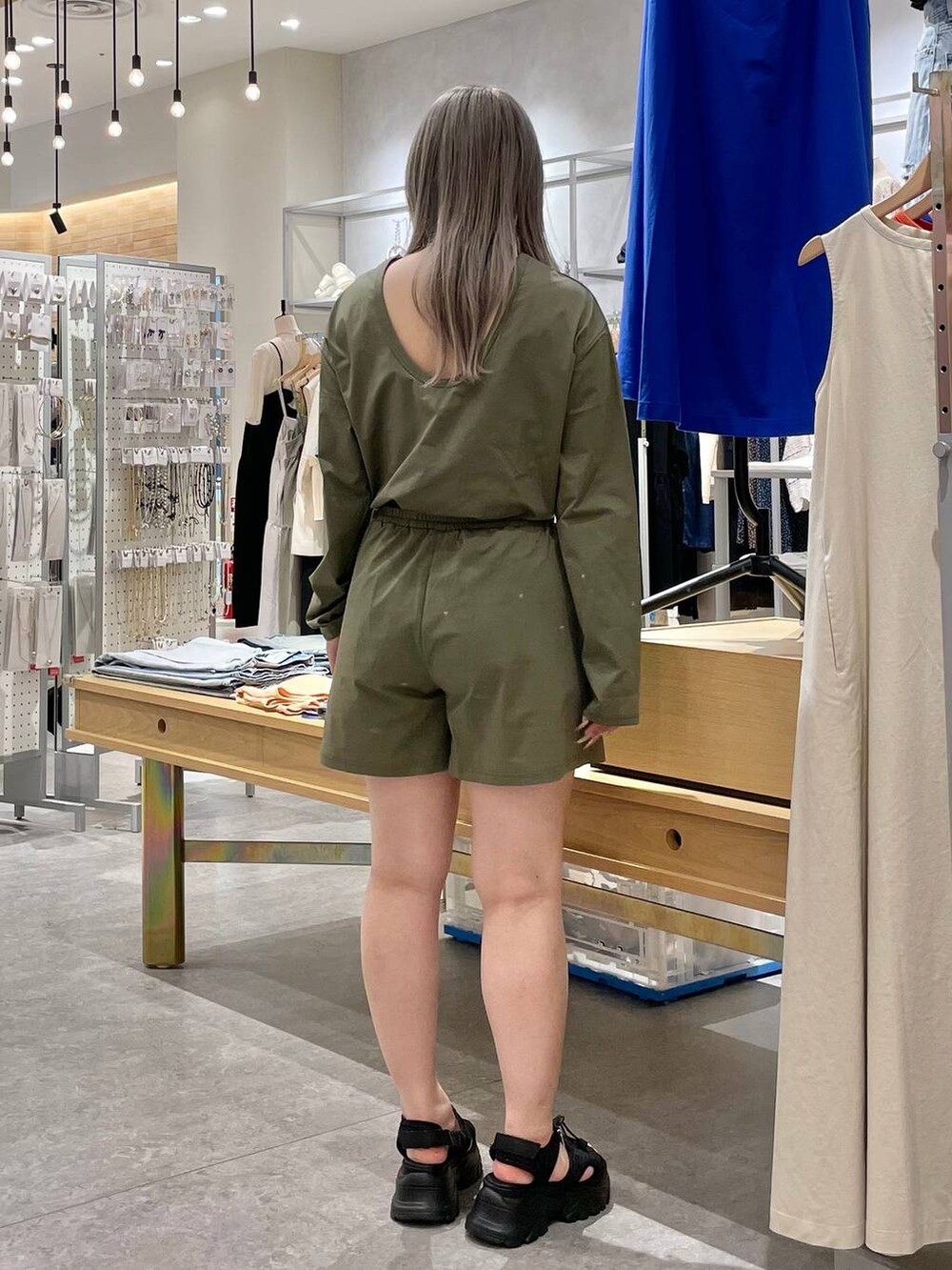 「体型カバー、高見え、個性派、休日コーデ、デート/ロマンティック、サンダル、パンツ、ショートパンツ、ママコーデ、夏コーデ、アウトドア、ローリーズスタイル_LOWRYS FARM、大人女子カジュアル_LOWRYS FARM、ミーハー、ベーシック/シンプル」｜「LOWRYS FARMのレースアップスポサン　104934（サンダル、ブラック系）」を使った、リンリンさん（レディース・156cm）の夏コーディネートの3枚目の写真