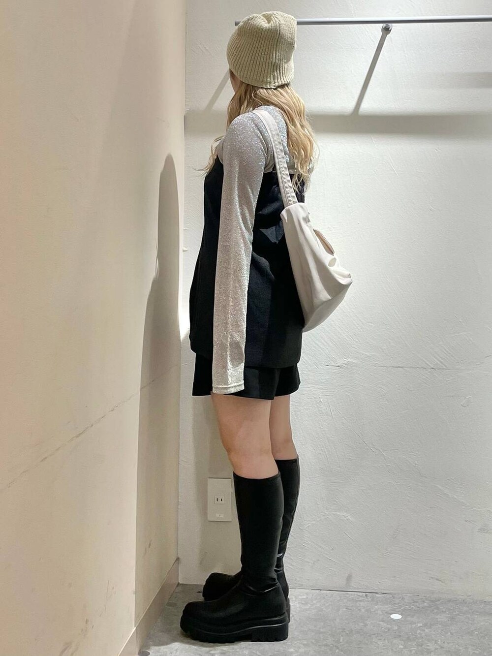 「体型カバー、高見え、個性派、休日コーデ、デート/ロマンティック、ローリーズスタイル_LOWRYS FARM、大人女子カジュアル_LOWRYS FARM、モテ、ミーハー、ベーシック/シンプル、きれいめ、カジュアル、LOWRYS FARM、ベスト、ビスチェ」|「LOWRYS FARMのラナテックマルチZIPベスト 119472(ベスト、グレー系)」を使った、リンリンさん(レディース・156cm)の秋コーディネートの4枚目の写真