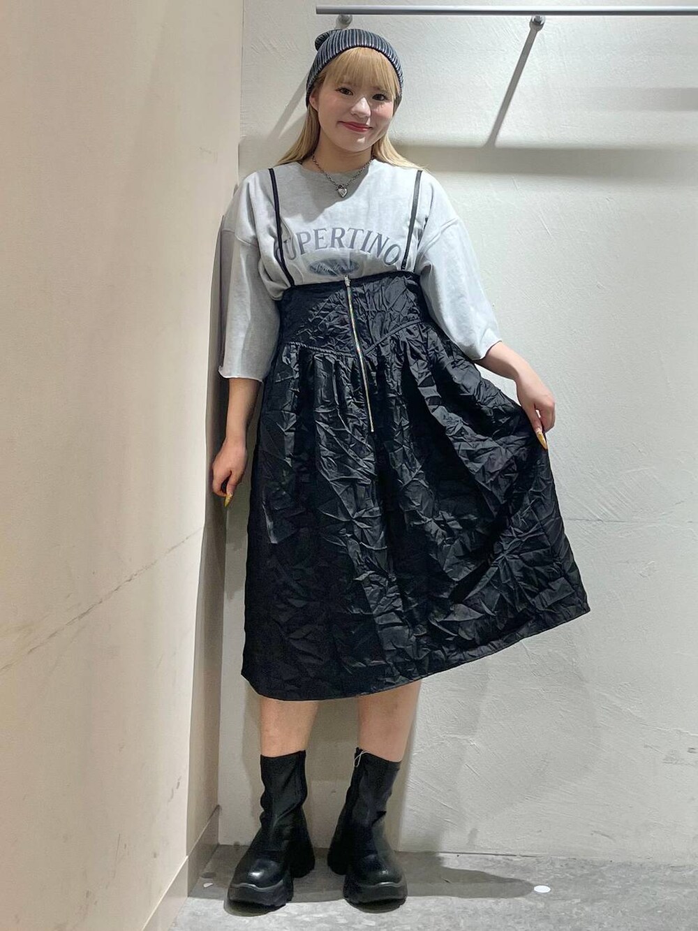 ブラック系のブーツ、ブラック系のキャミソール、グレー系のTシャツ/カットソーを着用したレディースの夏コーディネートの6枚目の写真