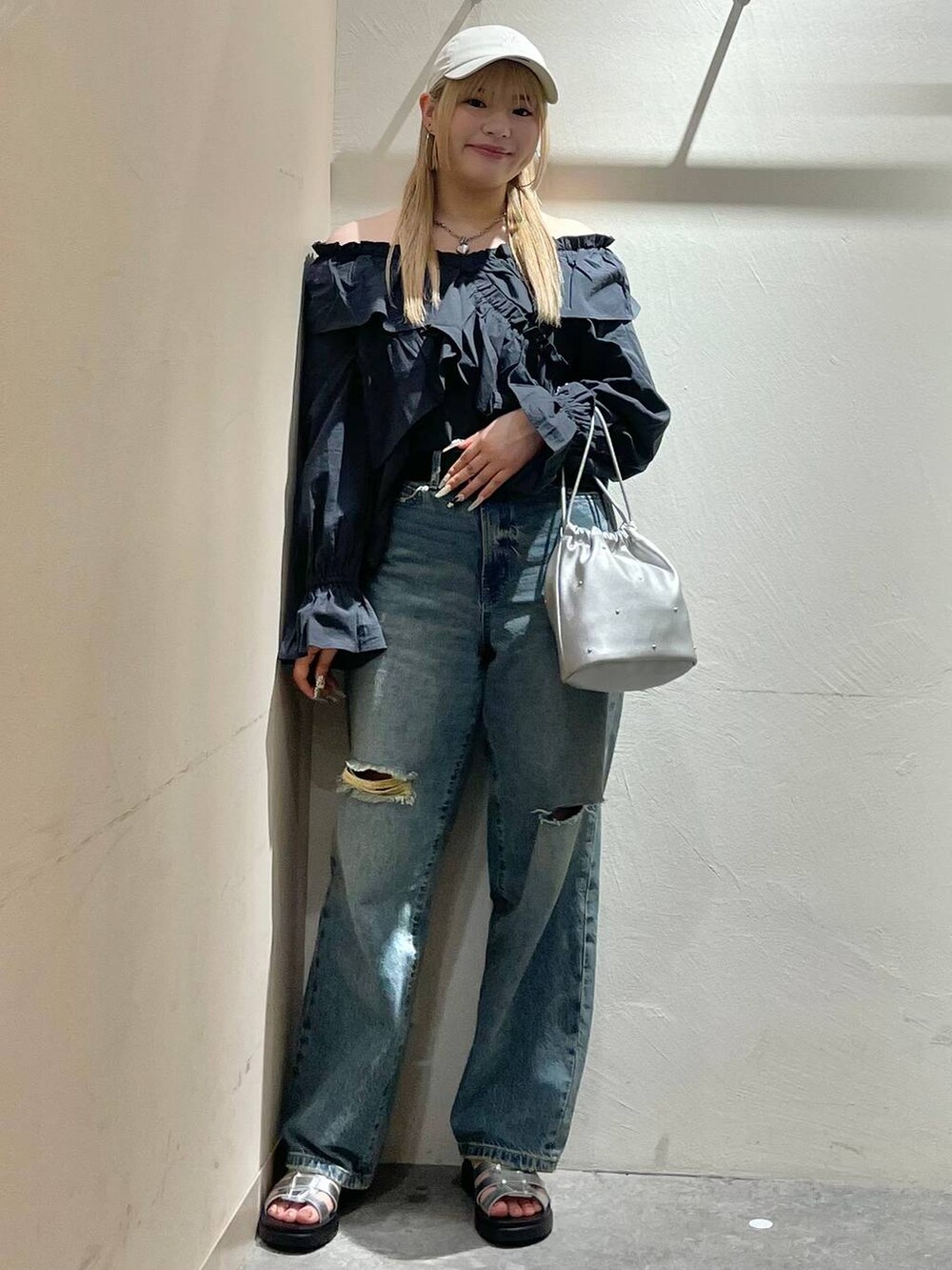 シルバー系のショルダーバッグ、グレー系のシャツ/ブラウス、シルバー系のスニーカーを着用したレディースの春コーディネートの5枚目の写真