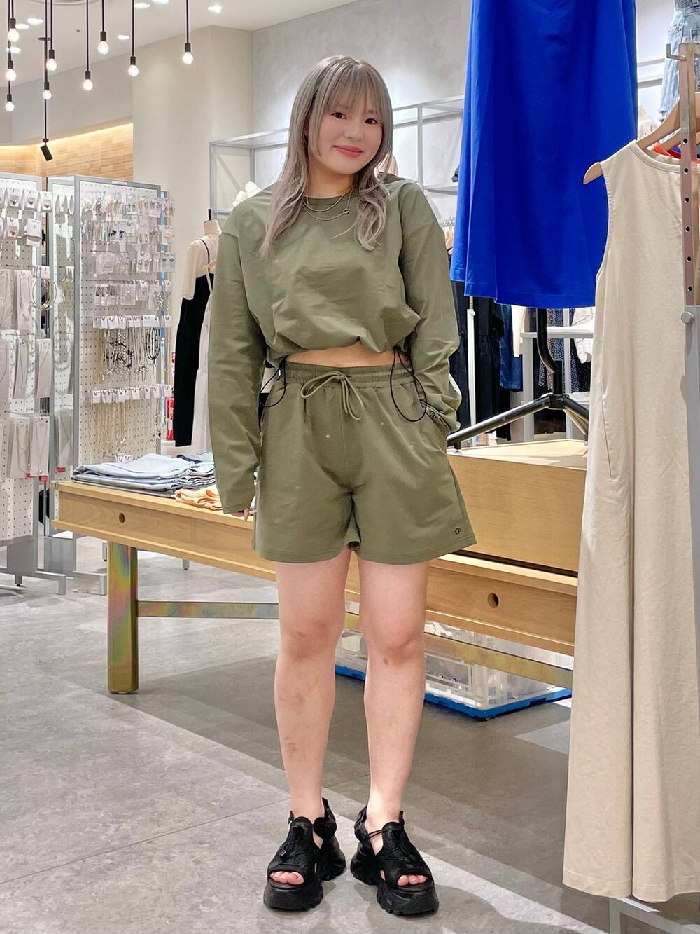 「体型カバー、高見え、個性派、休日コーデ、デート/ロマンティック、サンダル、パンツ、ショートパンツ、ママコーデ、夏コーデ、アウトドア、ローリーズスタイル_LOWRYS FARM、大人女子カジュアル_LOWRYS FARM、ミーハー、ベーシック/シンプル」｜「LOWRYS FARMのレースアップスポサン　104934（サンダル、ブラック系）」を使った、リンリンさん（レディース・156cm）の夏コーディネートの5枚目の写真