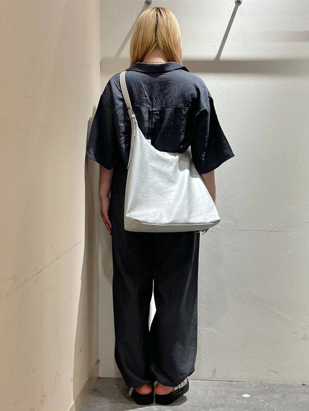 「体型カバー、高見え、個性派、休日コーデ、ローリーズスタイル_LOWRYS FARM、大人女子カジュアル_LOWRYS FARM、ミーハー、ベーシック/シンプル、きれいめ、カジュアル、LOWRYS FARM、サンダル、パンツ、セットアップ、ラフ」｜「LOWRYS FARMのカイキンシャツ＊パンツＳＥＴＵＰ 111746（セットアップ、グレー系）」を使った、リンリンさん（レディース・156cm）の春コーディネートの3枚目の写真
