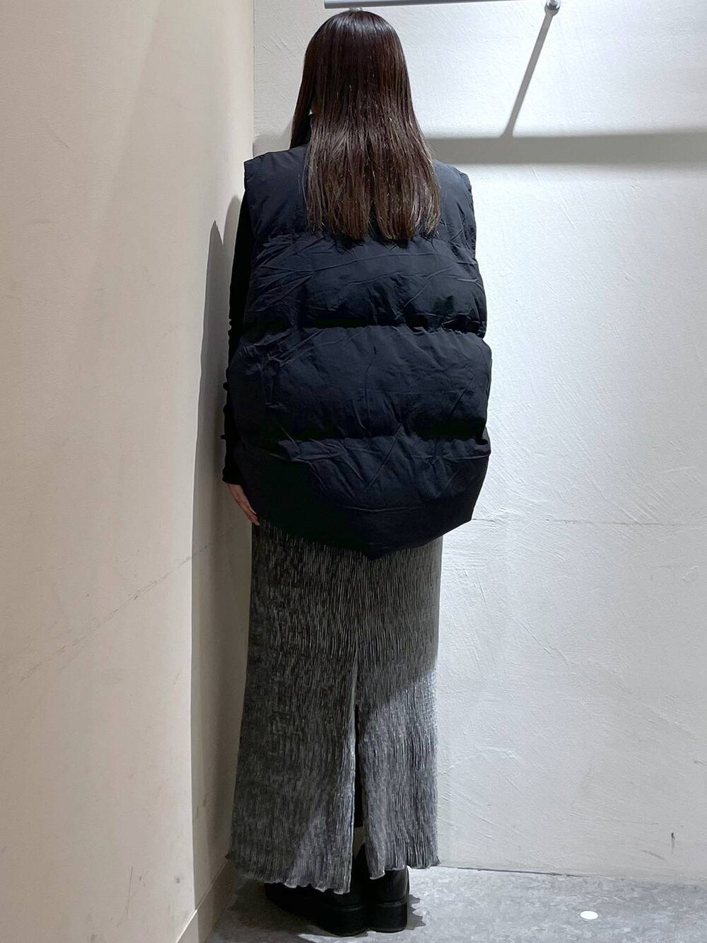 「ラフ、ブーツ、体型カバー、高見え、個性派、ローリーズスタイル_LOWRYS FARM、LOWRYS FARM、大人女子カジュアル_LOWRYS FARM、秋コーデ、冬コーデ、カジュアル、ベーシック/シンプル、ワントーン、スカート、ベスト」｜「LOWRYS FARMのＢＩＧベスト　962944（ダウンベスト、ブラック系）」を使った、リンリンさん（レディース・156cm）の秋コーディネートの4枚目の写真
