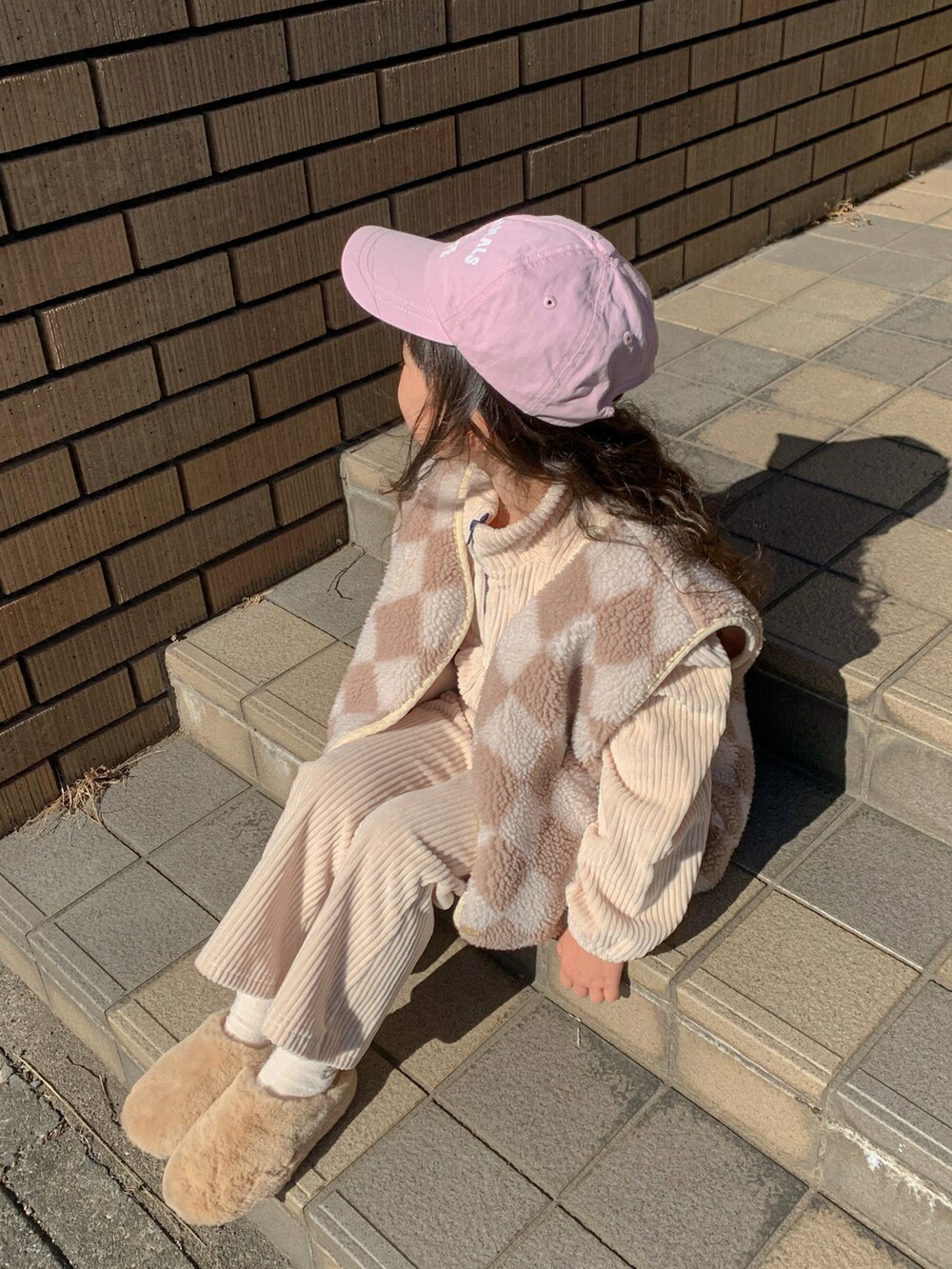 「春服デビュー宣言、淡色コーデ、セットアップ、むすめ服、娘コーデ、5歳、ファーベスト、キャップ、子供服、韓国子供服」｜「THE ANIMAL OBSERVATORYのアイテム（キャップ、パープル系）」を使った、𝐅𝐔𝐔𝐀さん（キッズ・110cm）の春コーディネートの2枚目の写真