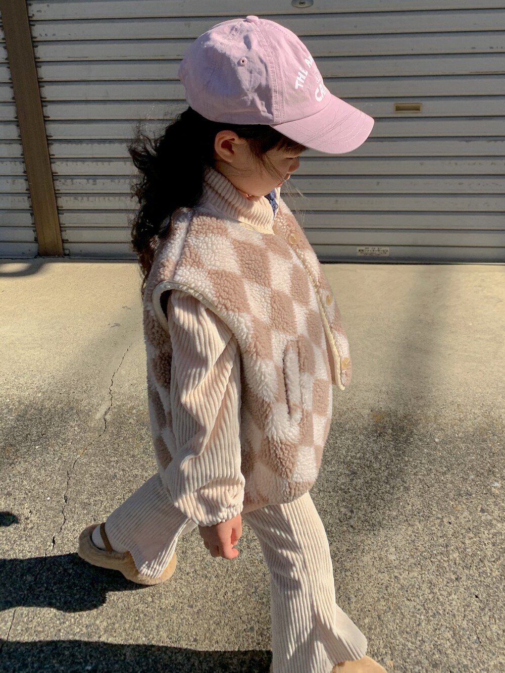 「春服デビュー宣言、淡色コーデ、セットアップ、むすめ服、娘コーデ、5歳、ファーベスト、キャップ、子供服、韓国子供服」｜「THE ANIMAL OBSERVATORYのアイテム（キャップ、パープル系）」を使った、𝐅𝐔𝐔𝐀さん（キッズ・110cm）の春コーディネートの3枚目の写真