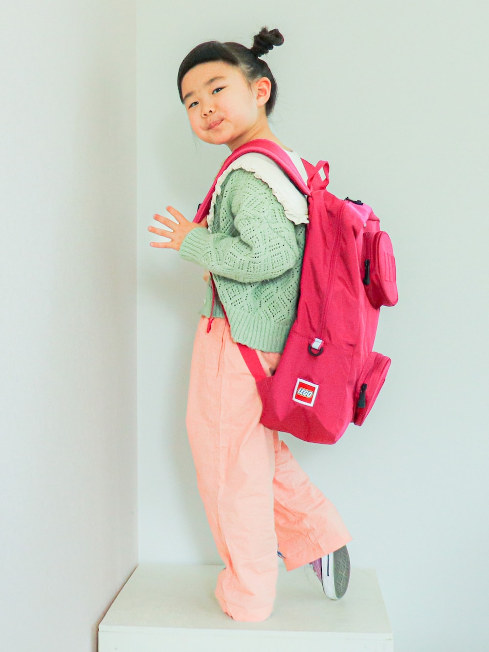 「リュック、春コーデ、カーディガン、子供服、韓国子供服、娘コーデ、女の子、女の子コーデ、スニーカー」|「LEGOのアイテム(バックパック/リュック、ピンク系)」を使った、𝐅𝐔𝐔𝐀さん(キッズ・110cm)の春コーディネートの2枚目の写真