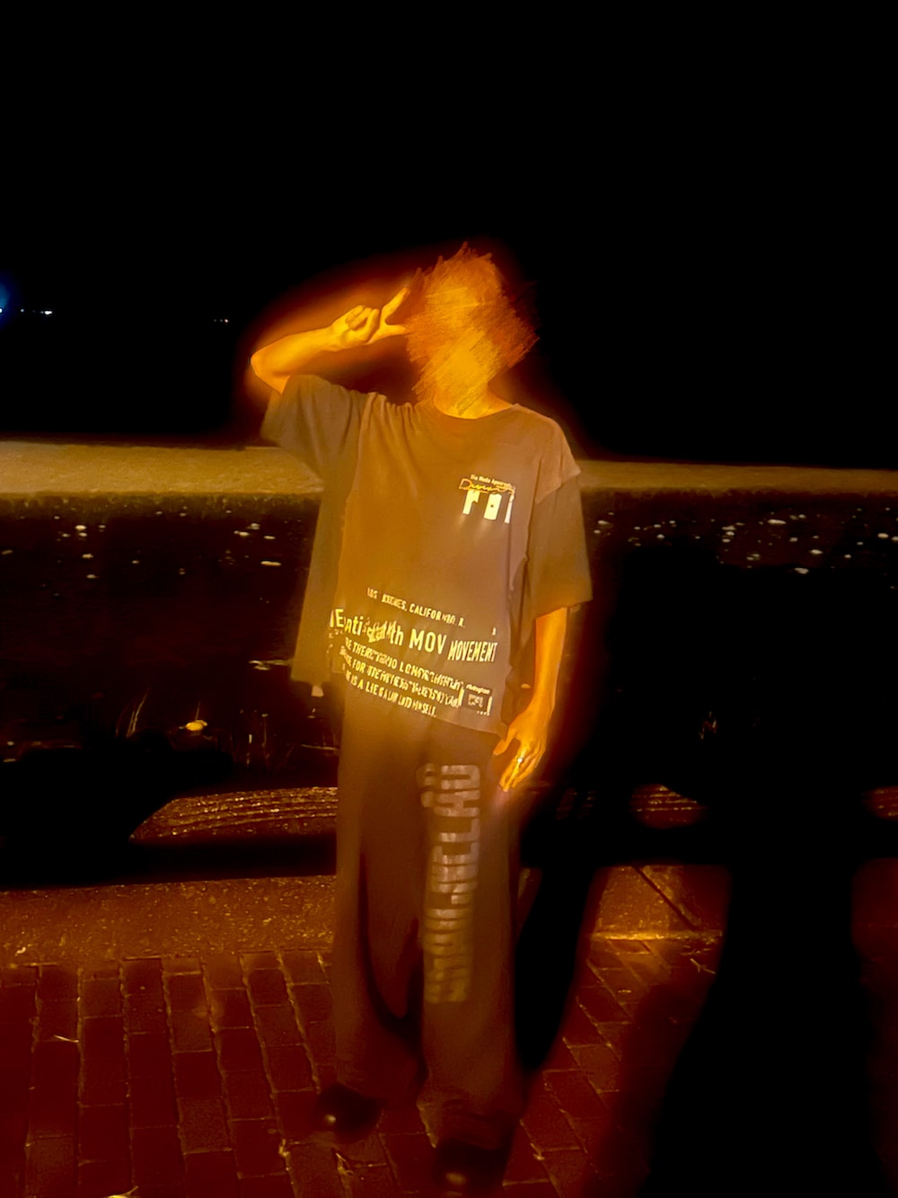 ブラック系のTシャツ/カットソー、ブラック系のスウェットパンツ、ブラック系のシューズを着用したメンズの夏コーディネートの2枚目の写真