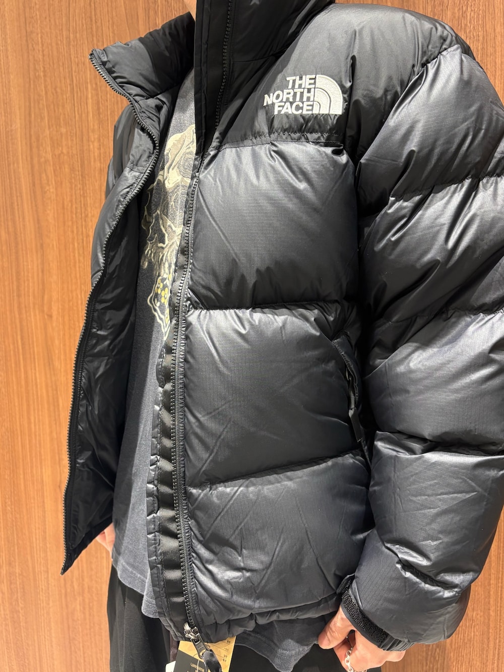 ブラック系のダウンジャケット/コート、ブラック系のチノパンツを着用したメンズの秋コーディネートの2枚目の写真