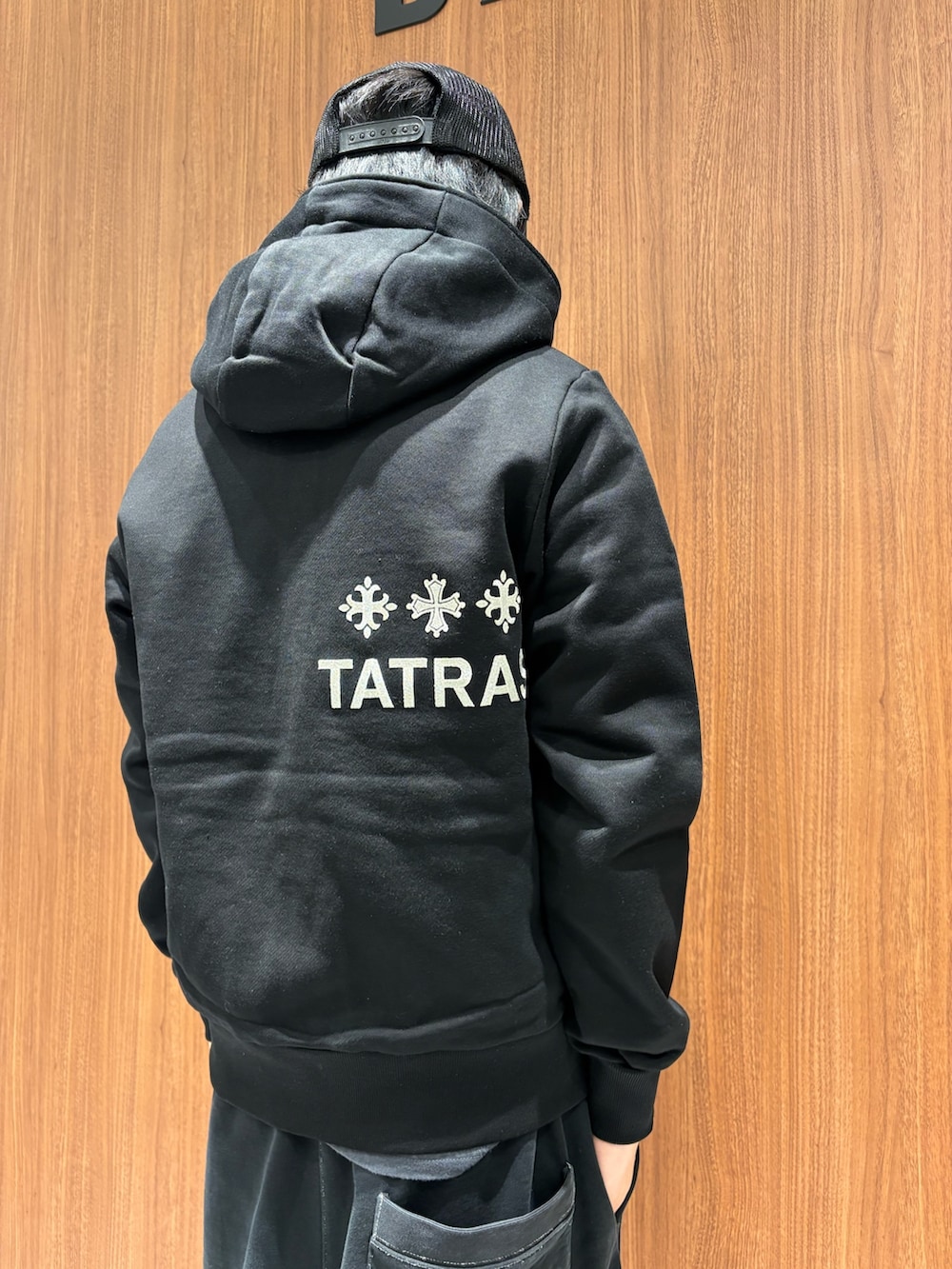 ブラック系のパーカーを着用したメンズの秋コーディネートの2枚目の写真