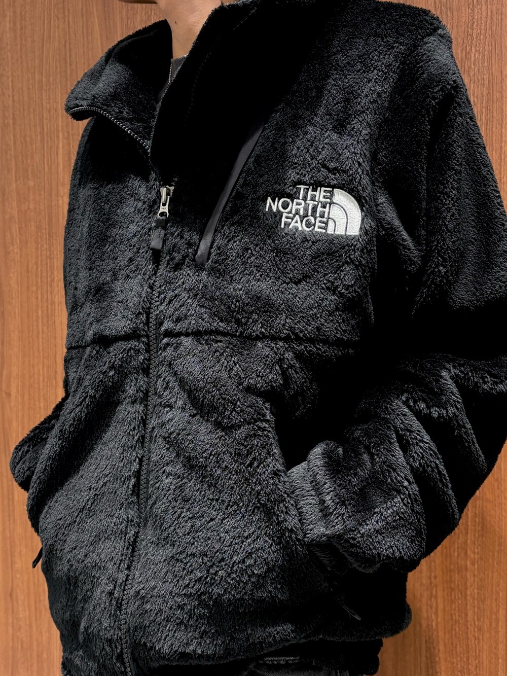 ブラック系のその他アウターを着用したメンズの秋コーディネートの2枚目の写真