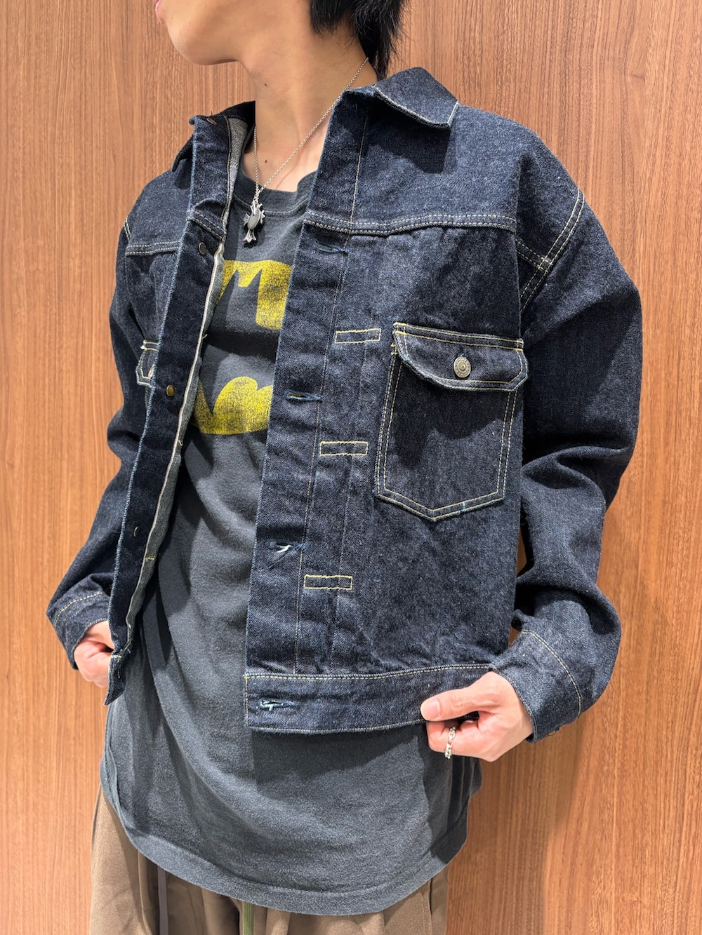 ブラウン系のチノパンツを着用したメンズの秋コーディネートの2枚目の写真