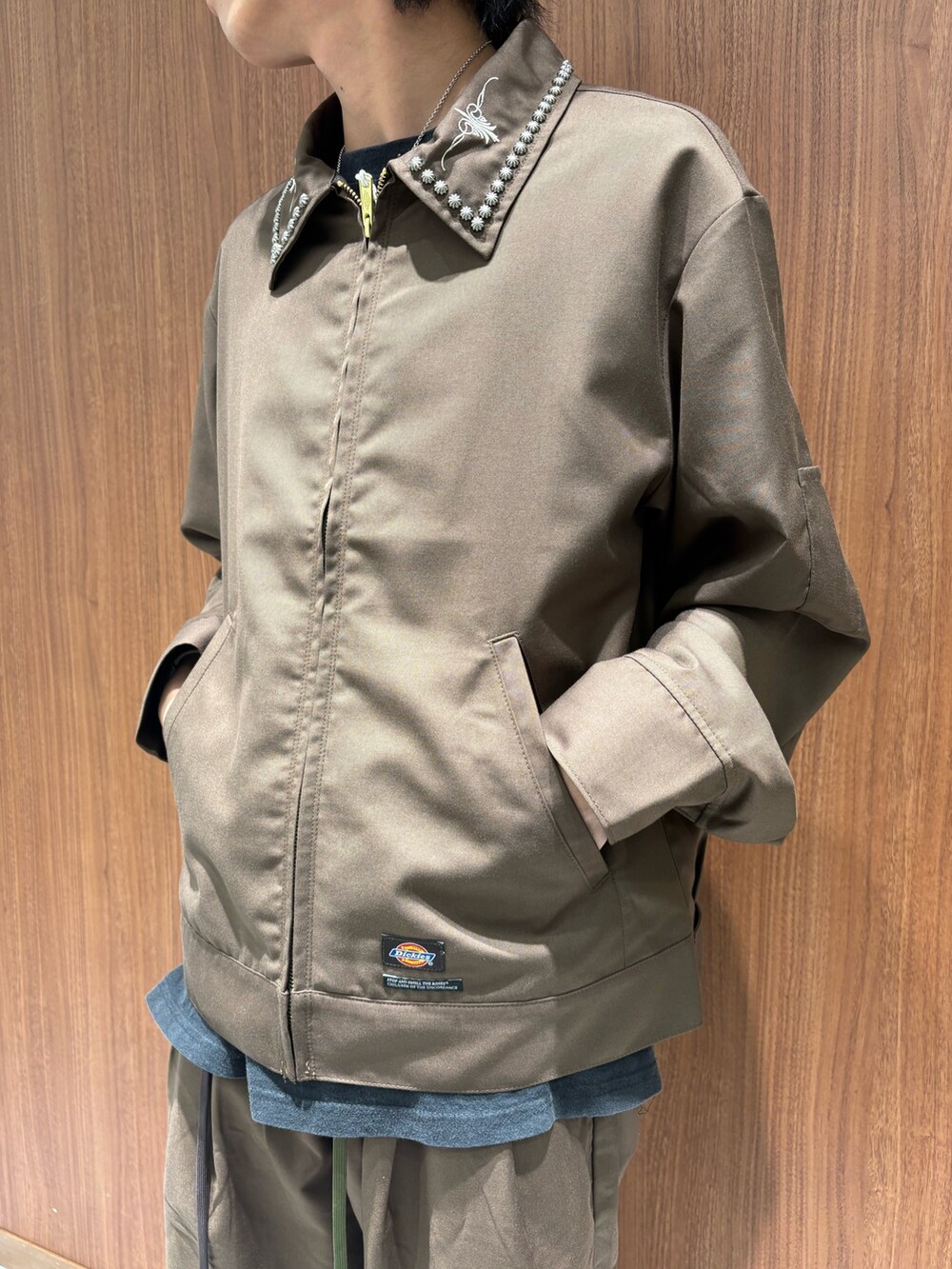 ブラウン系のチノパンツ、ブラウン系のその他アウターを着用したメンズの秋コーディネートの2枚目の写真