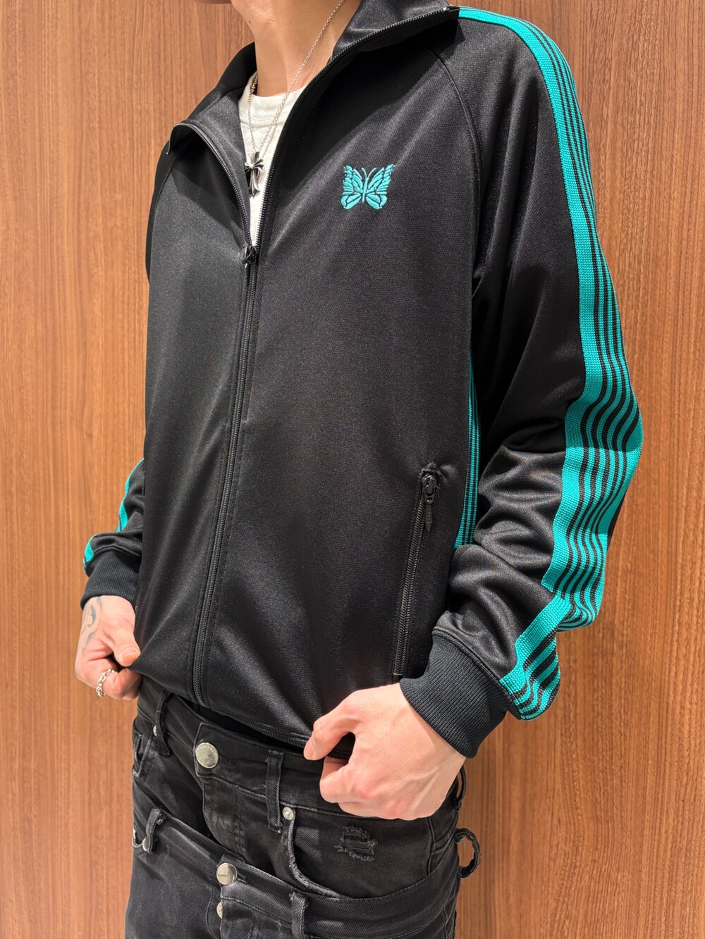 ブラック系のジャージを着用したメンズの冬コーディネートの2枚目の写真