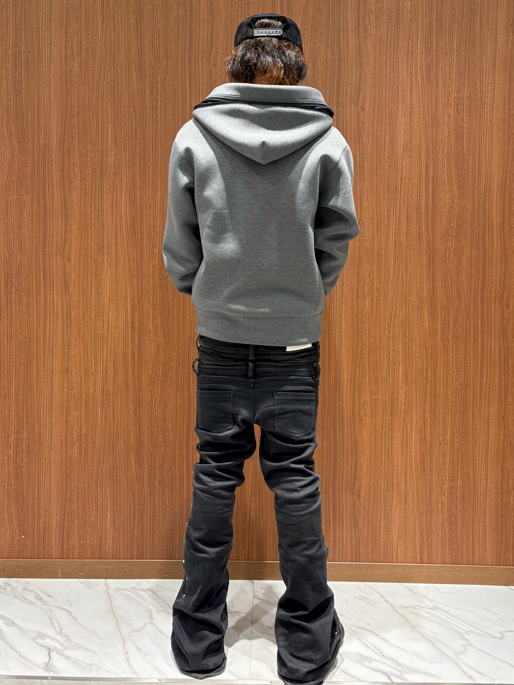 グレー系のパーカーを着用したメンズの冬コーディネートの2枚目の写真