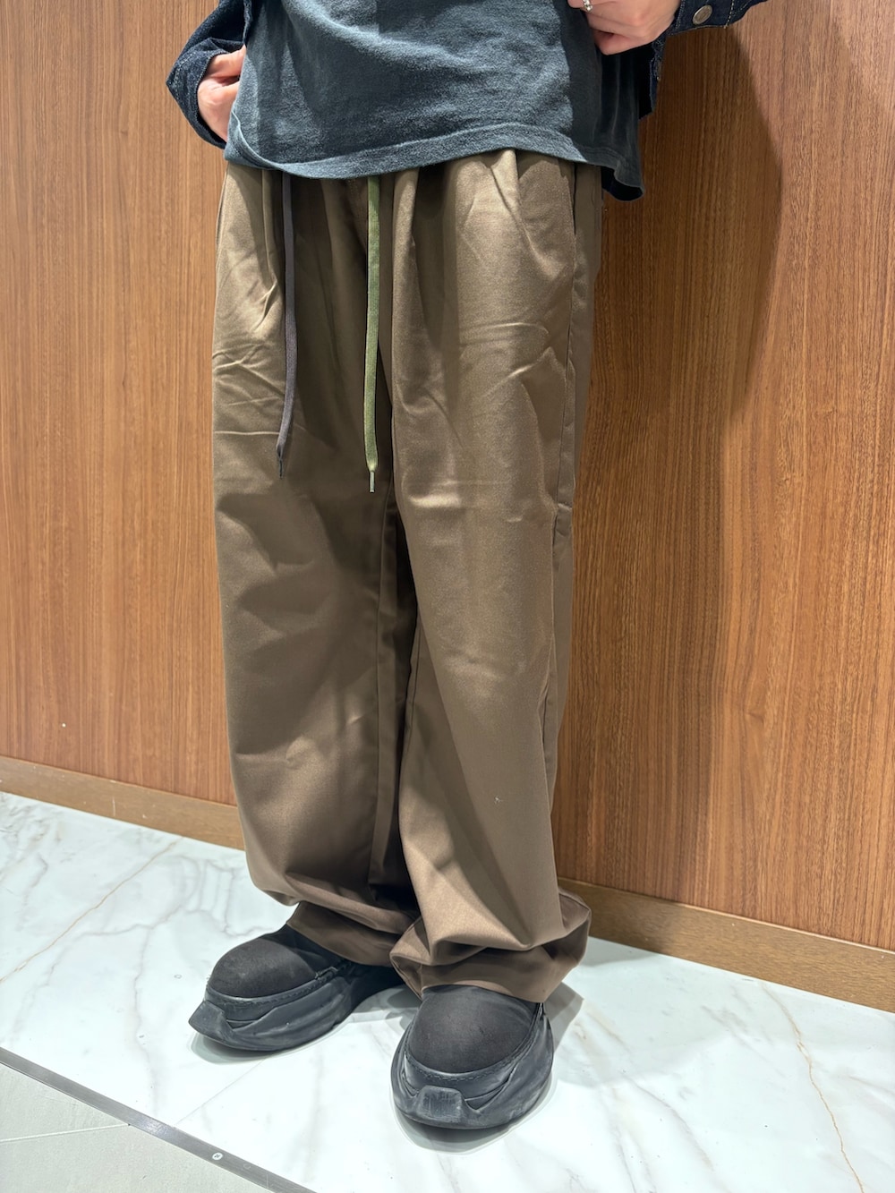 ブラウン系のチノパンツを着用したメンズの秋コーディネートの3枚目の写真