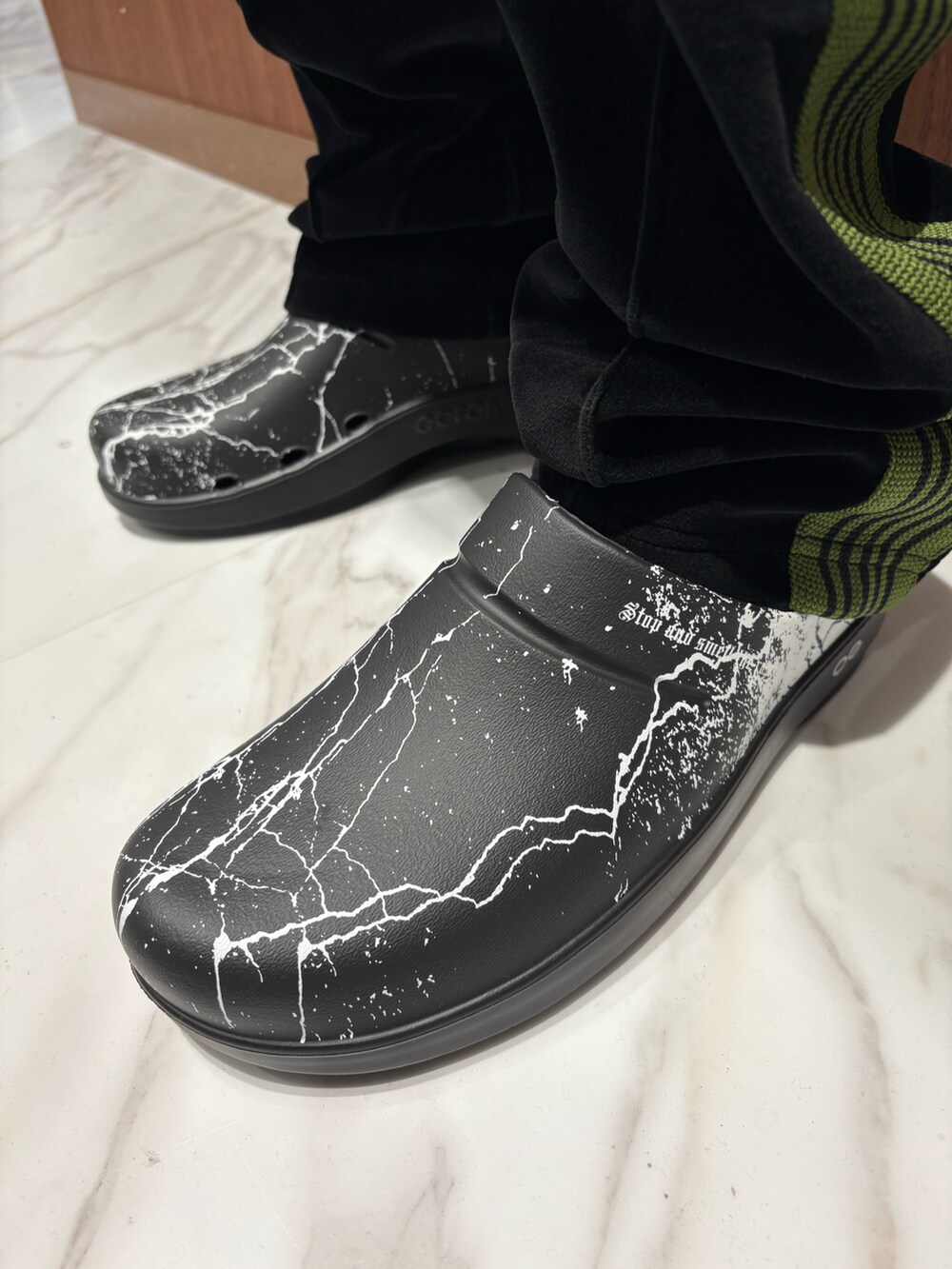 ブラック系のサンダルを着用したメンズの夏コーディネートの4枚目の写真