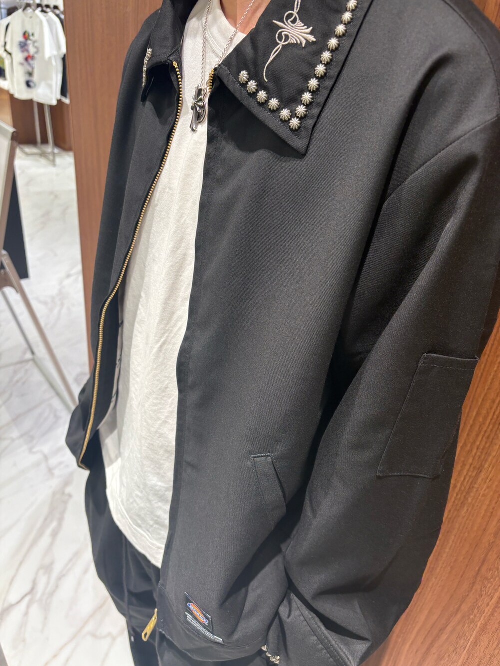 ブラック系のチノパンツ、ブラック系のサンダル、ブラック系のその他アウターを着用したメンズの秋コーディネートの2枚目の写真