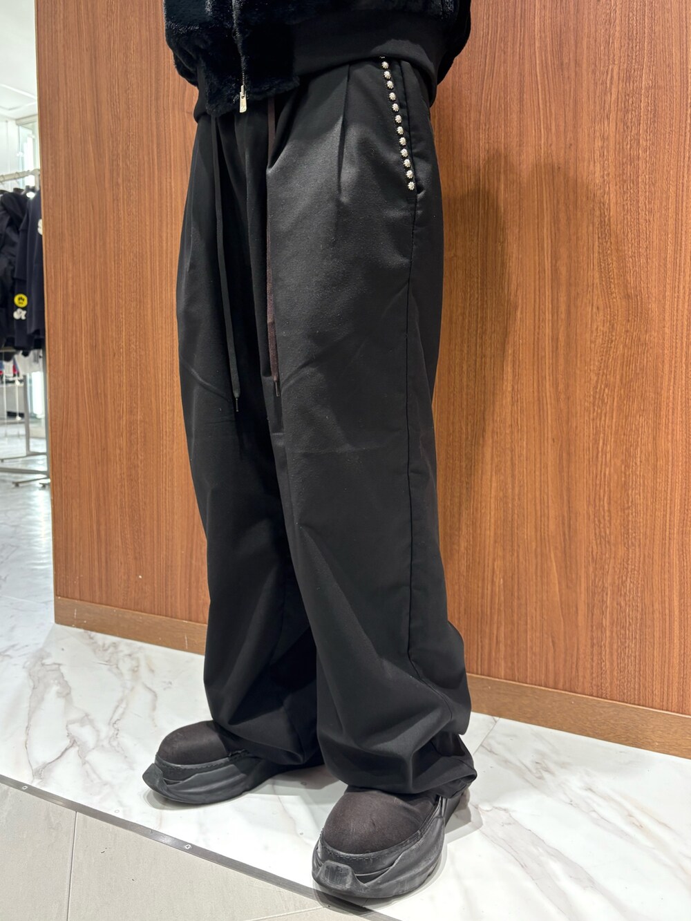 ブラック系のその他アウター、ブラック系のチノパンツを着用したメンズの冬コーディネートの3枚目の写真