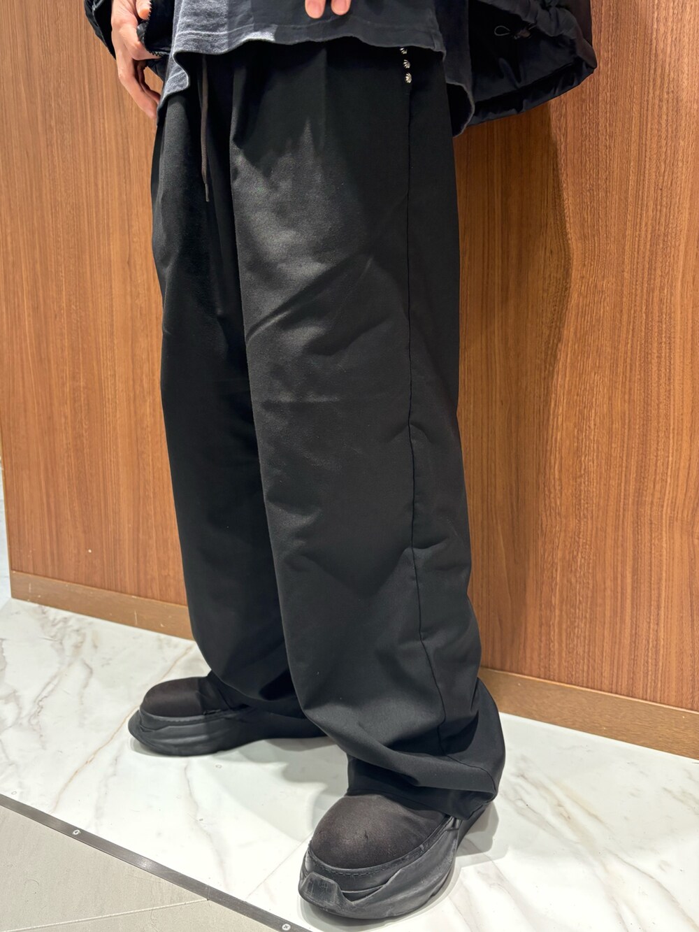 ブラック系のダウンジャケット/コート、ブラック系のチノパンツを着用したメンズの秋コーディネートの3枚目の写真